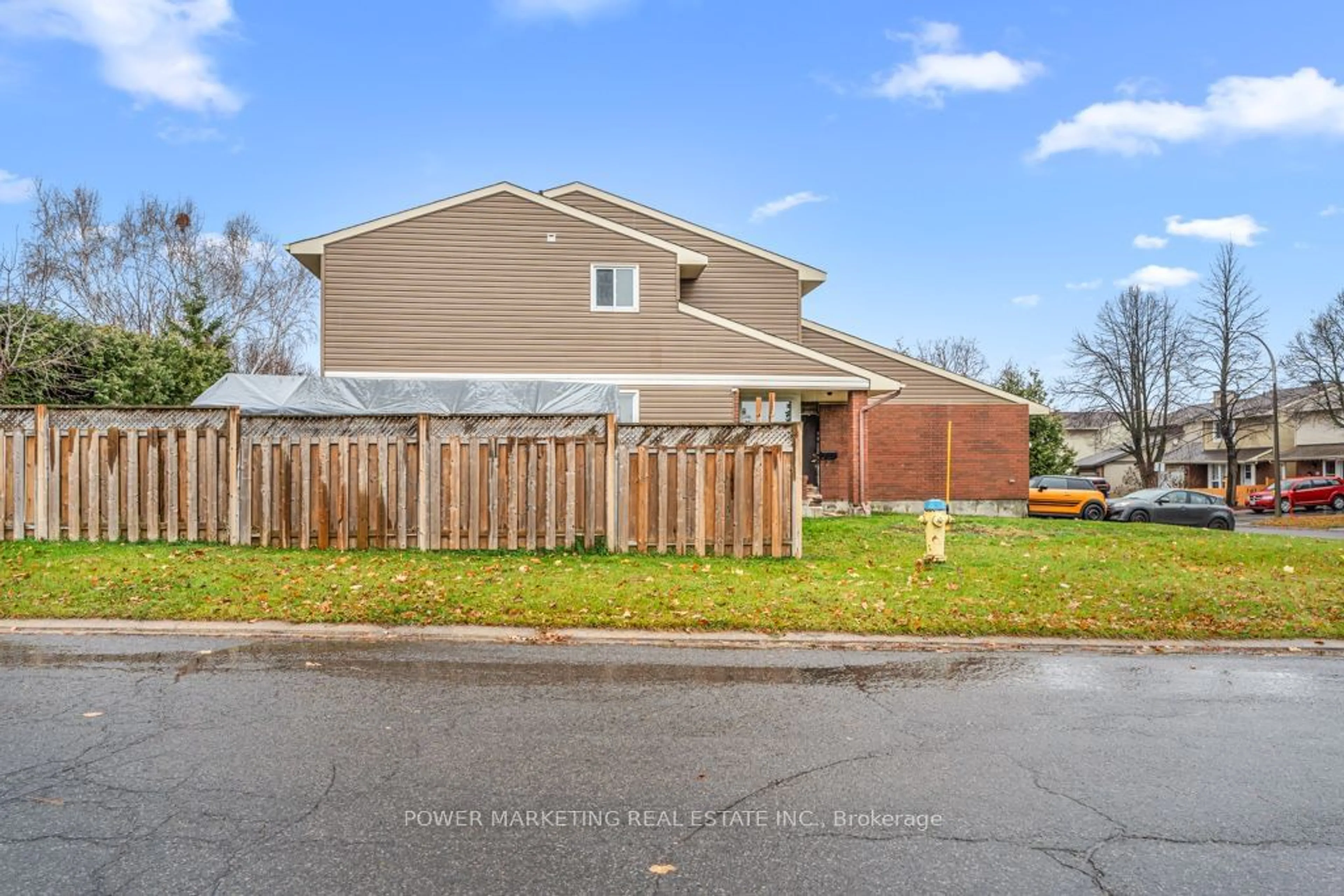 Frontside or backside of a home, the fenced backyard for 1631 SAXONY Cres, Cyrville - Carson Grove - Pineview Ontario K1B 5K8