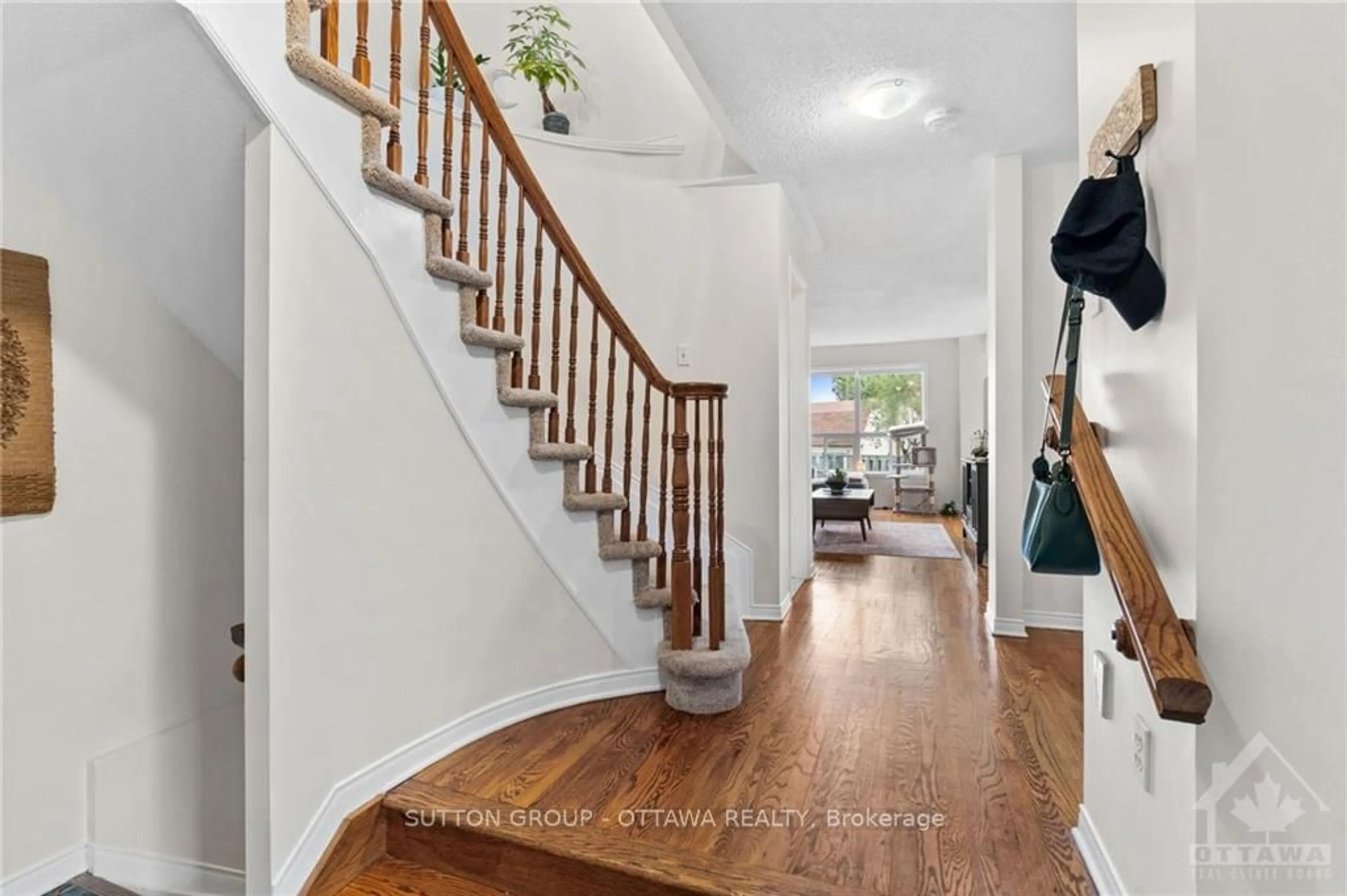 Indoor entryway, wood floors for 77 DAVENTRY Cres, Barrhaven Ontario K2J 4M8