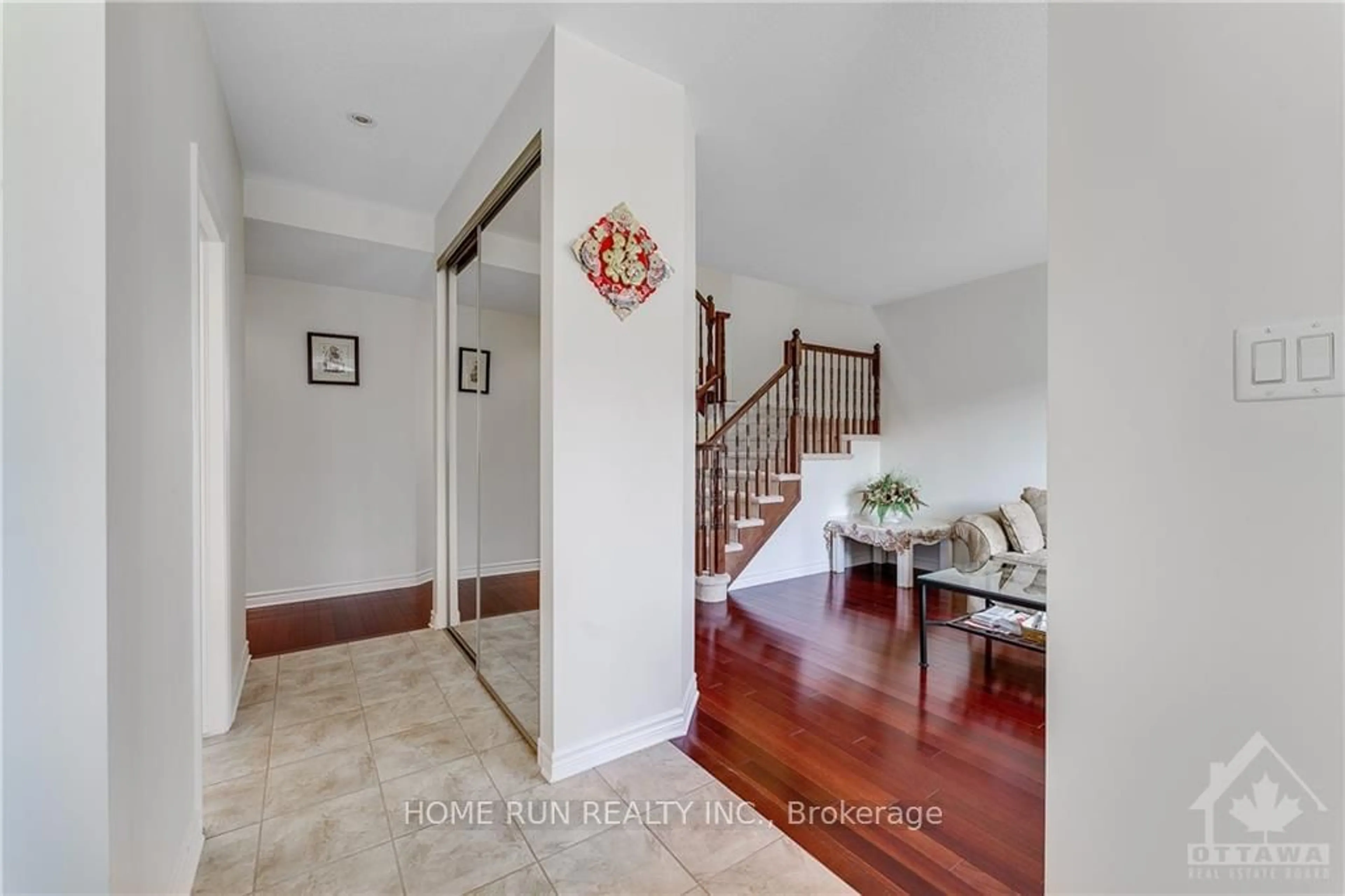 Indoor entryway, wood floors for 326 BRANTHAVEN St, Orleans - Cumberland and Area Ontario K4A 0H1