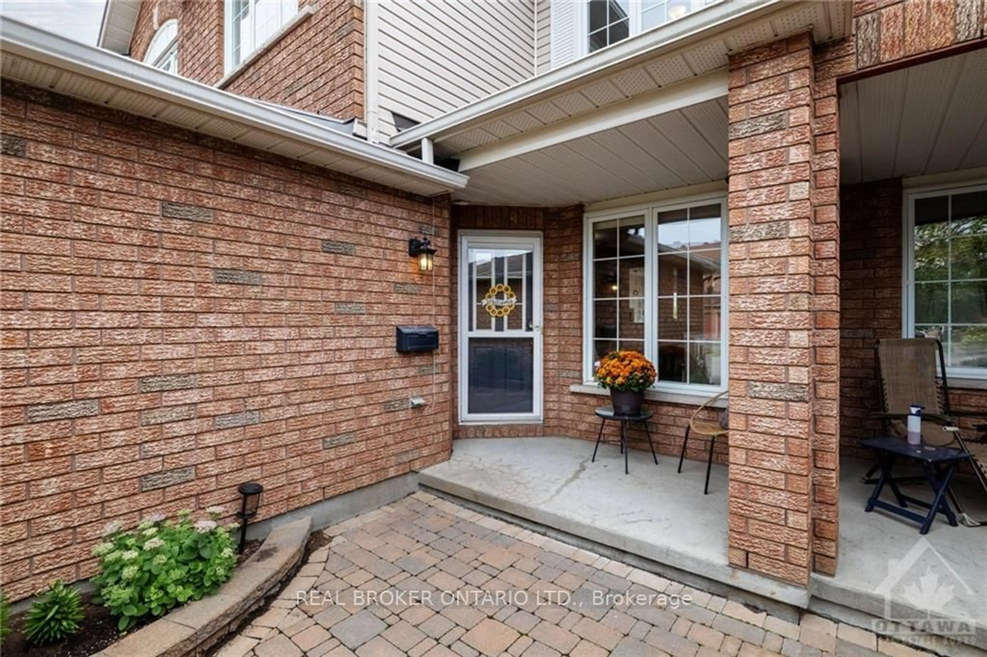 Indoor entryway, wood floors for 4668 OGILVIE WALK Cres, Cyrville - Carson Grove - Pineview Ontario K1J 1G7