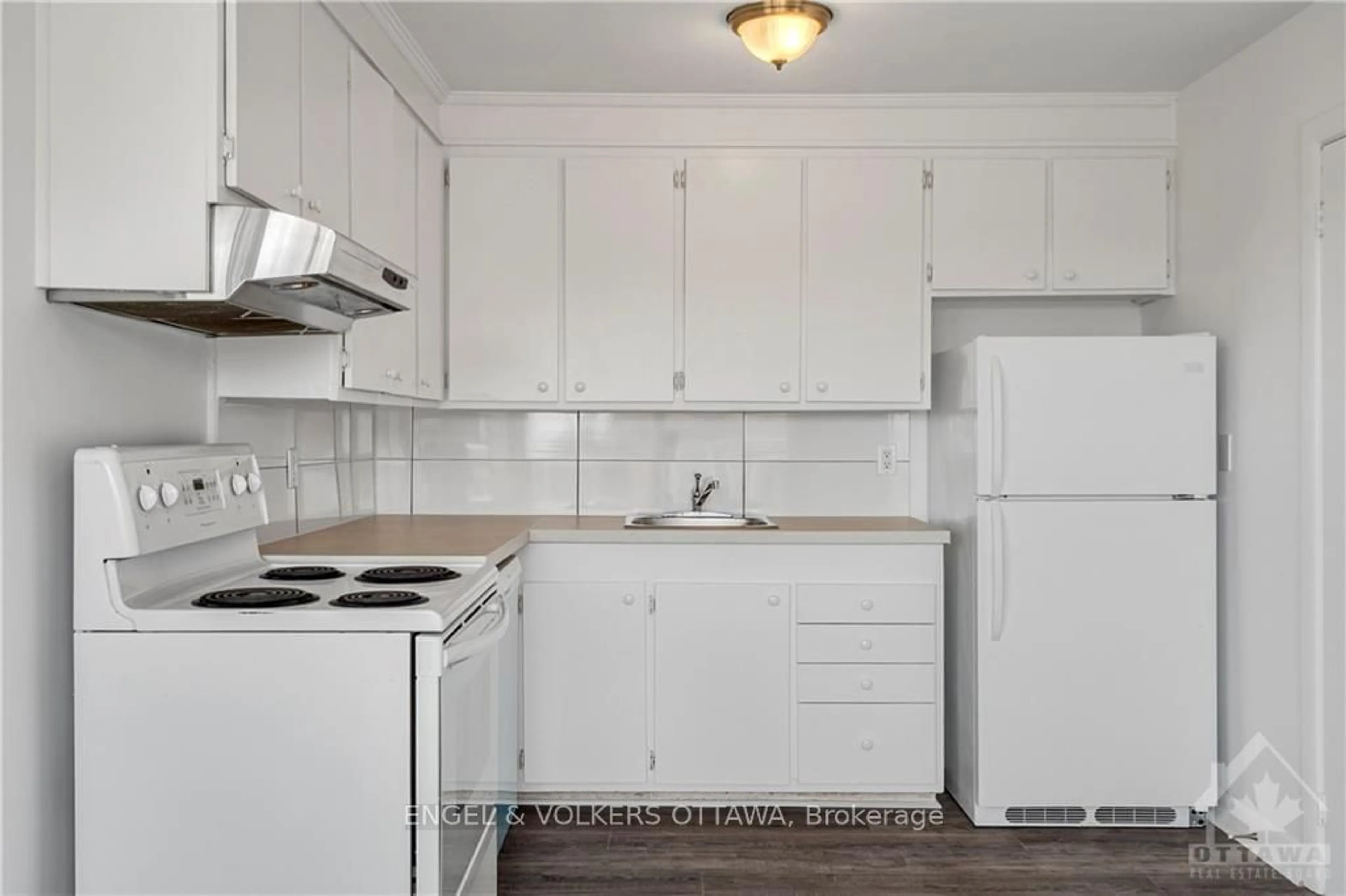 Standard kitchen, wood floors, cottage for 267 MICHEL Circ, Vanier and Kingsview Park Ontario K1L 7P4