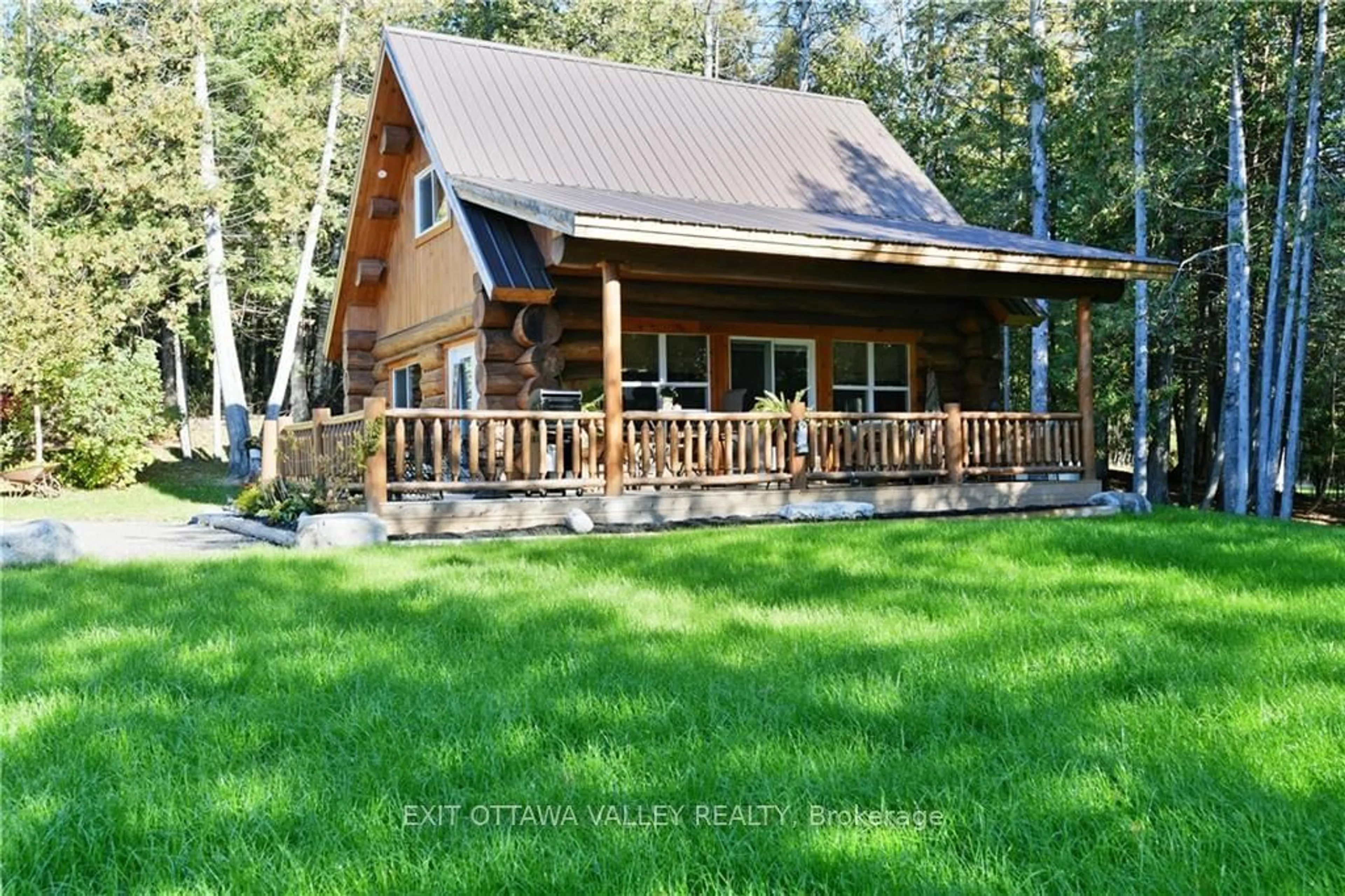 Patio, cottage for 8 TANAGER Tr, Whitewater Region Ontario K0J 2L0