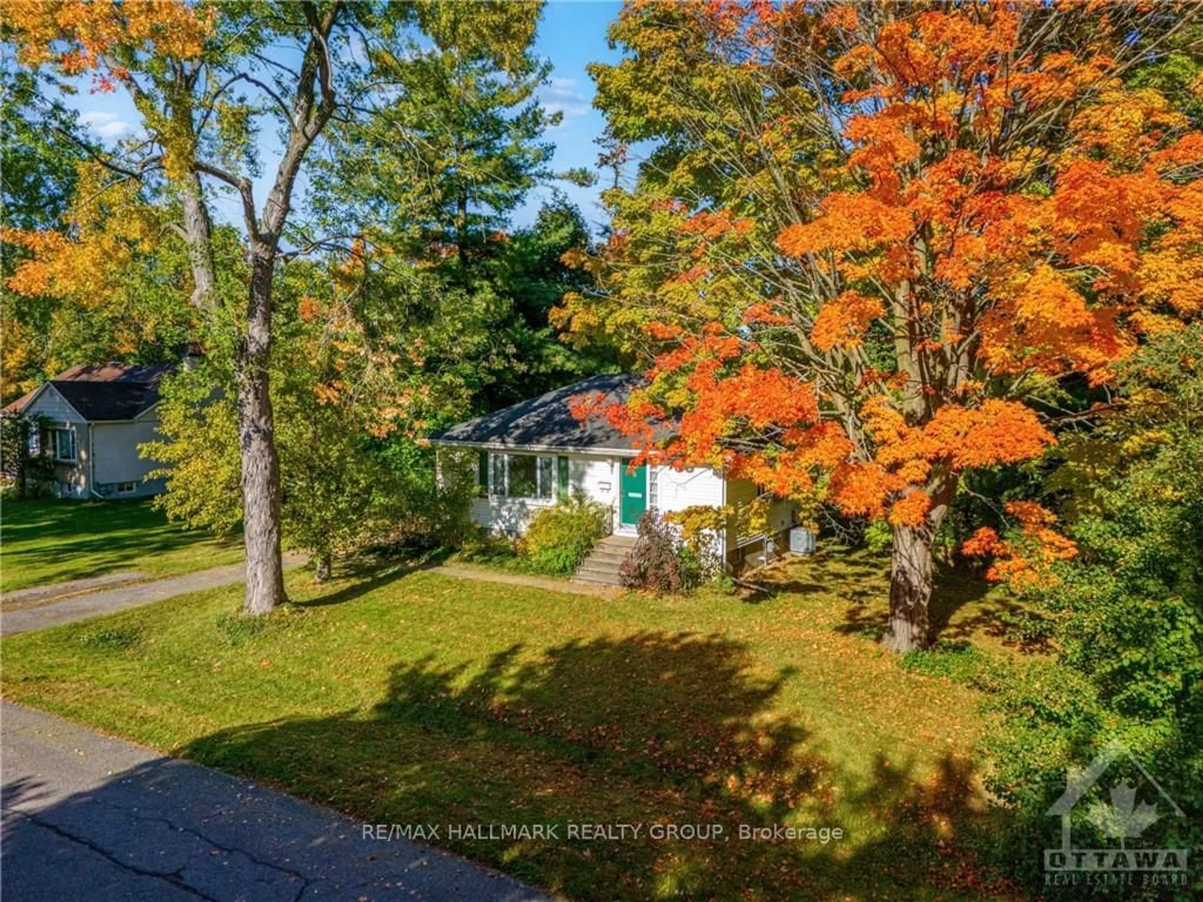 Frontside or backside of a home, cottage for 11 ST CLAIRE Ave, Meadowlands - Crestview and Area Ontario K2G 1Z8