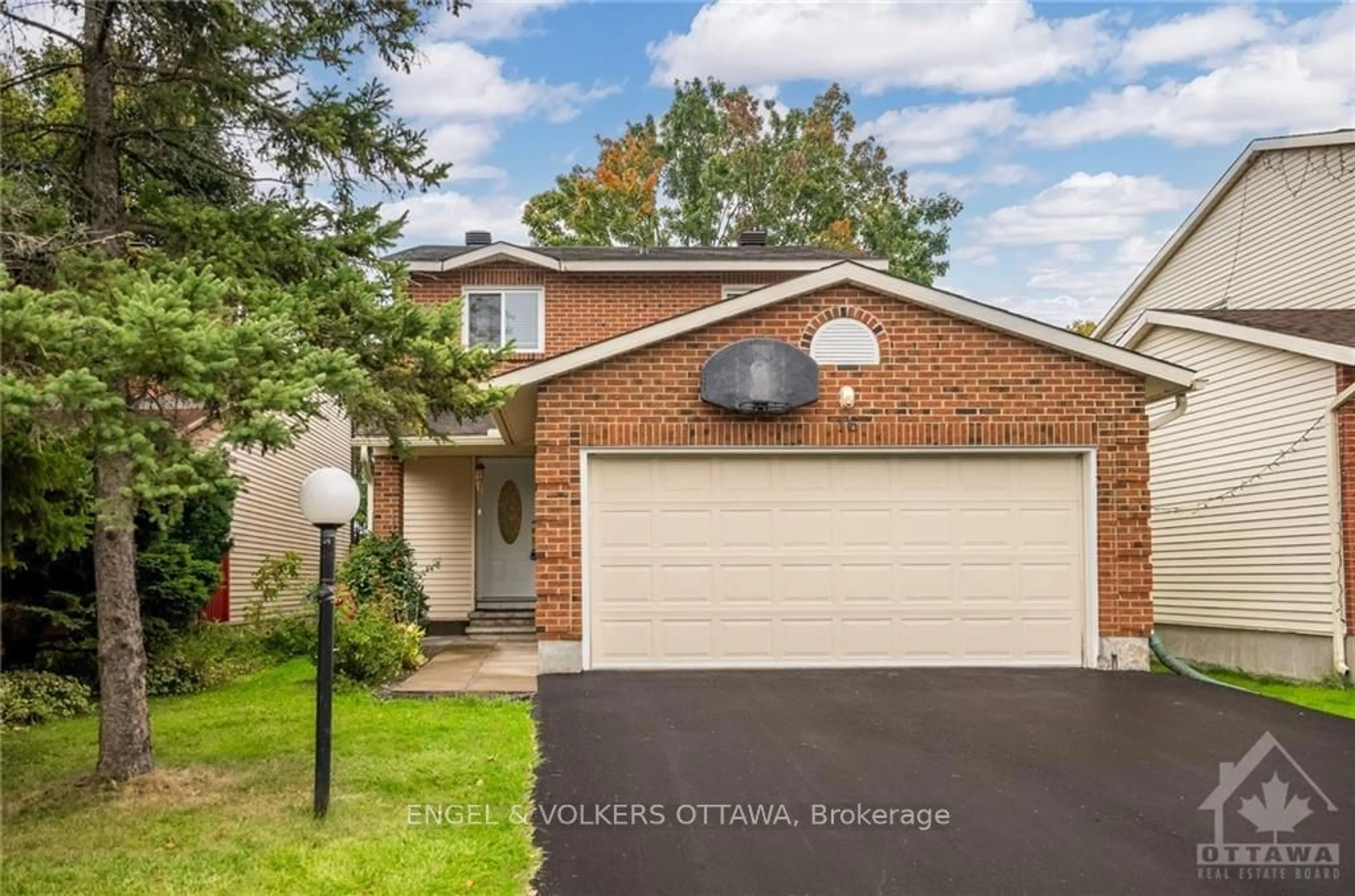 Home with brick exterior material for 16 FARM GATE Cres, Cityview - Parkwoods Hills - Rideau Shore Ontario K2E 7N7