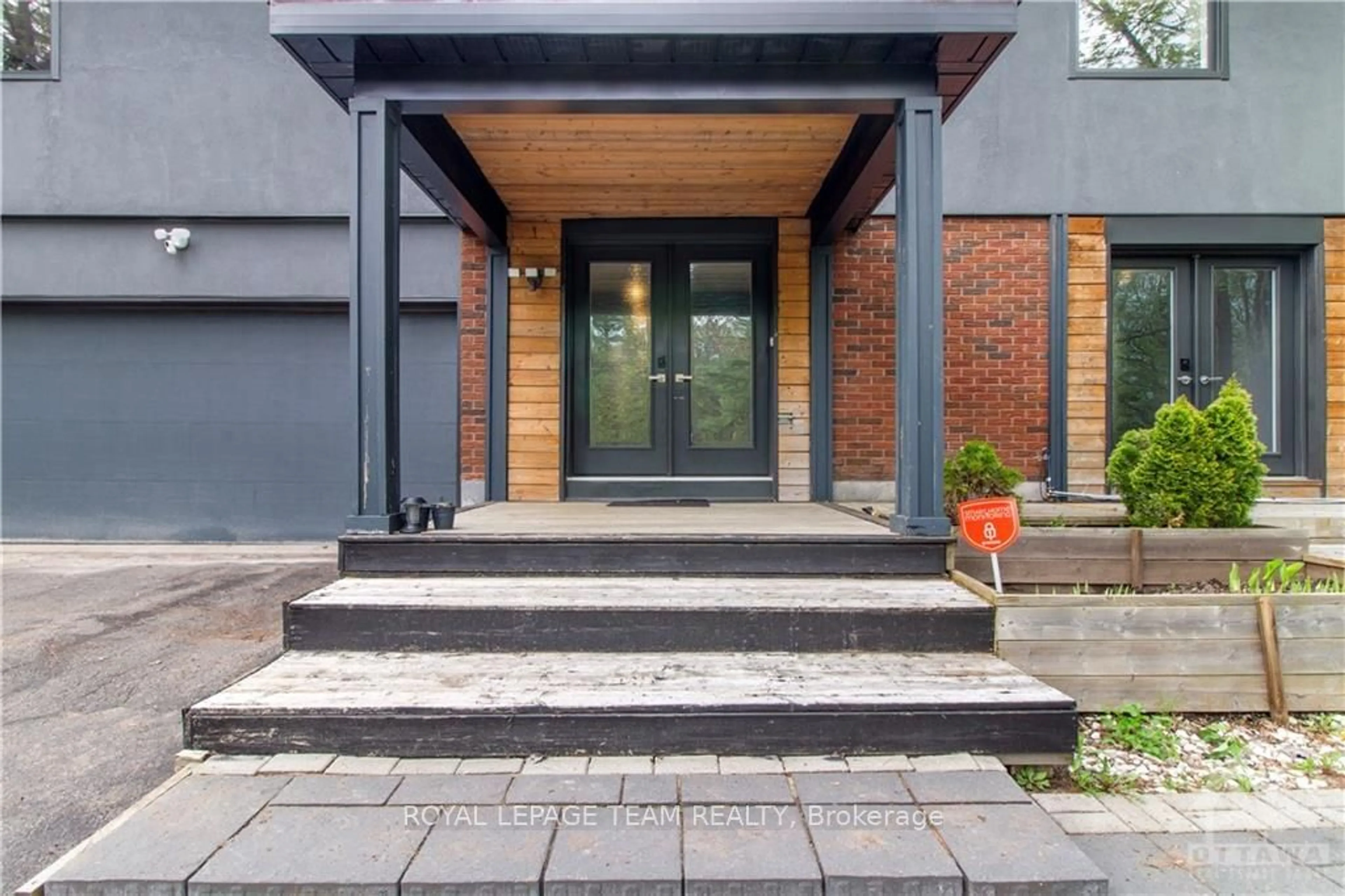 Indoor entryway, cement floor for 149 PINERIDGE Rd, Carp - Huntley Ward Ontario K0A 1L0