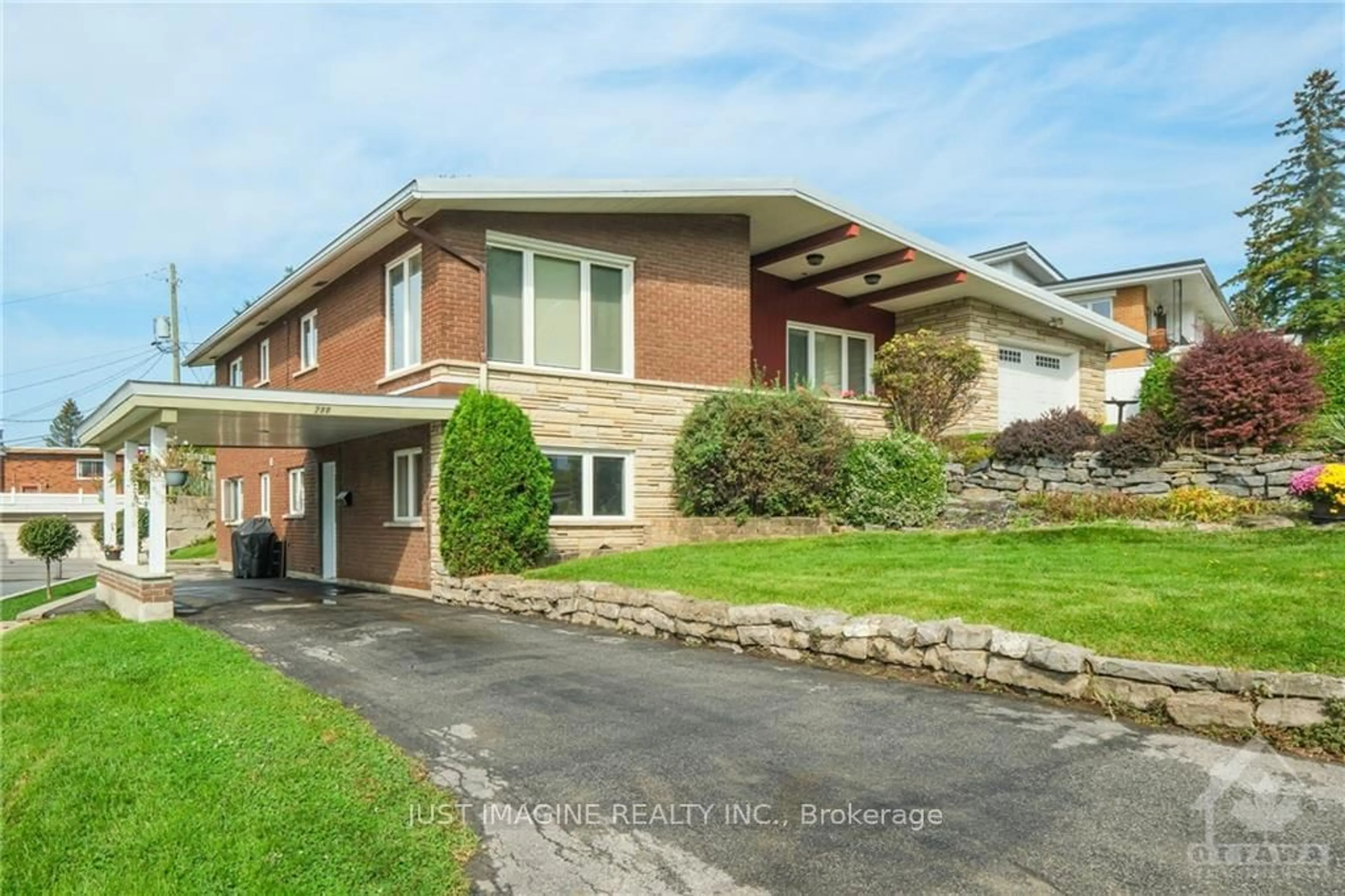 Frontside or backside of a home, the street view for 286 MICHEL Circ, Vanier and Kingsview Park Ontario K1L 7P3