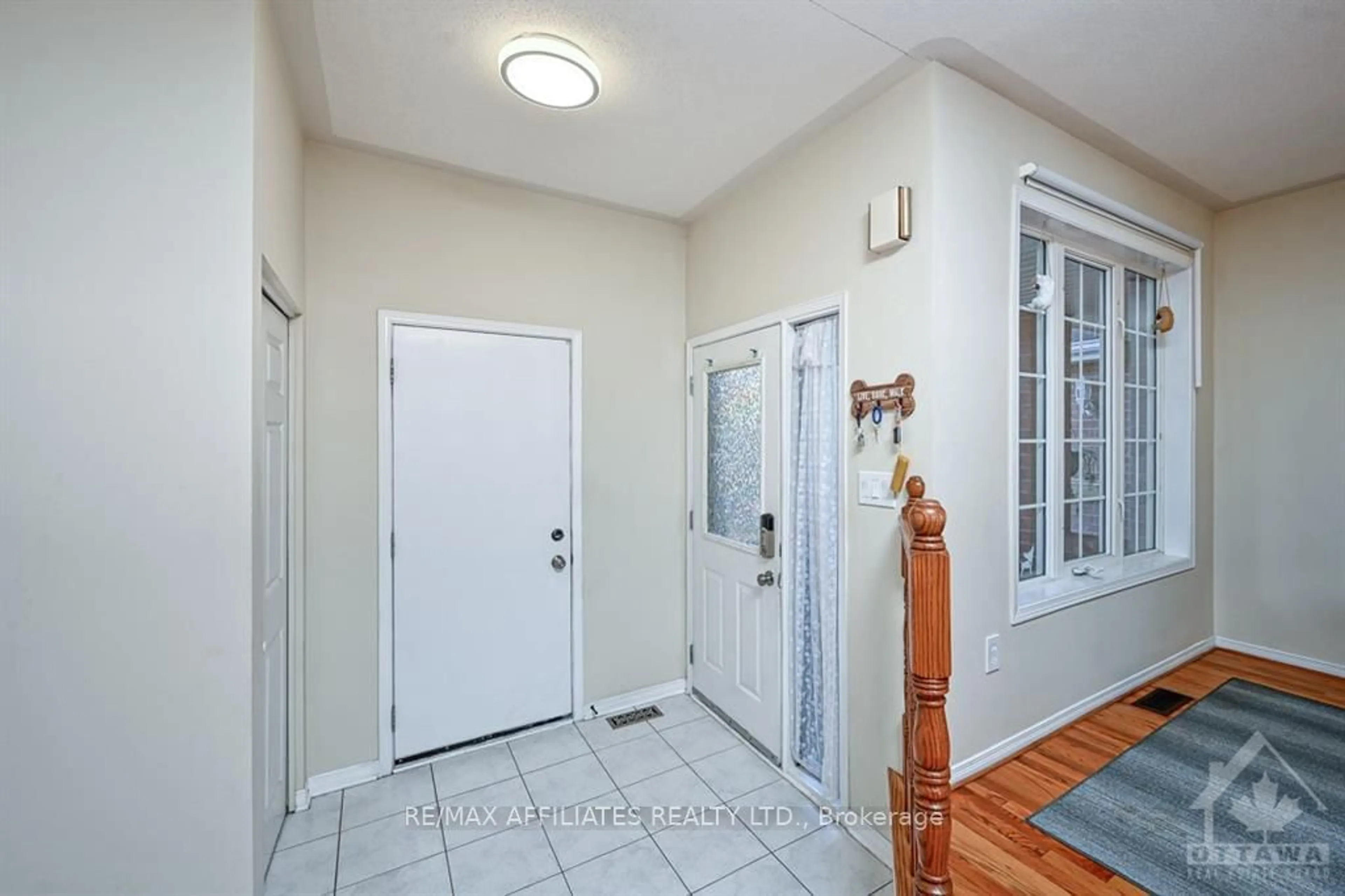 Indoor entryway, wood floors for 52 DAVENTRY Cres, Barrhaven Ontario K2J 4M8