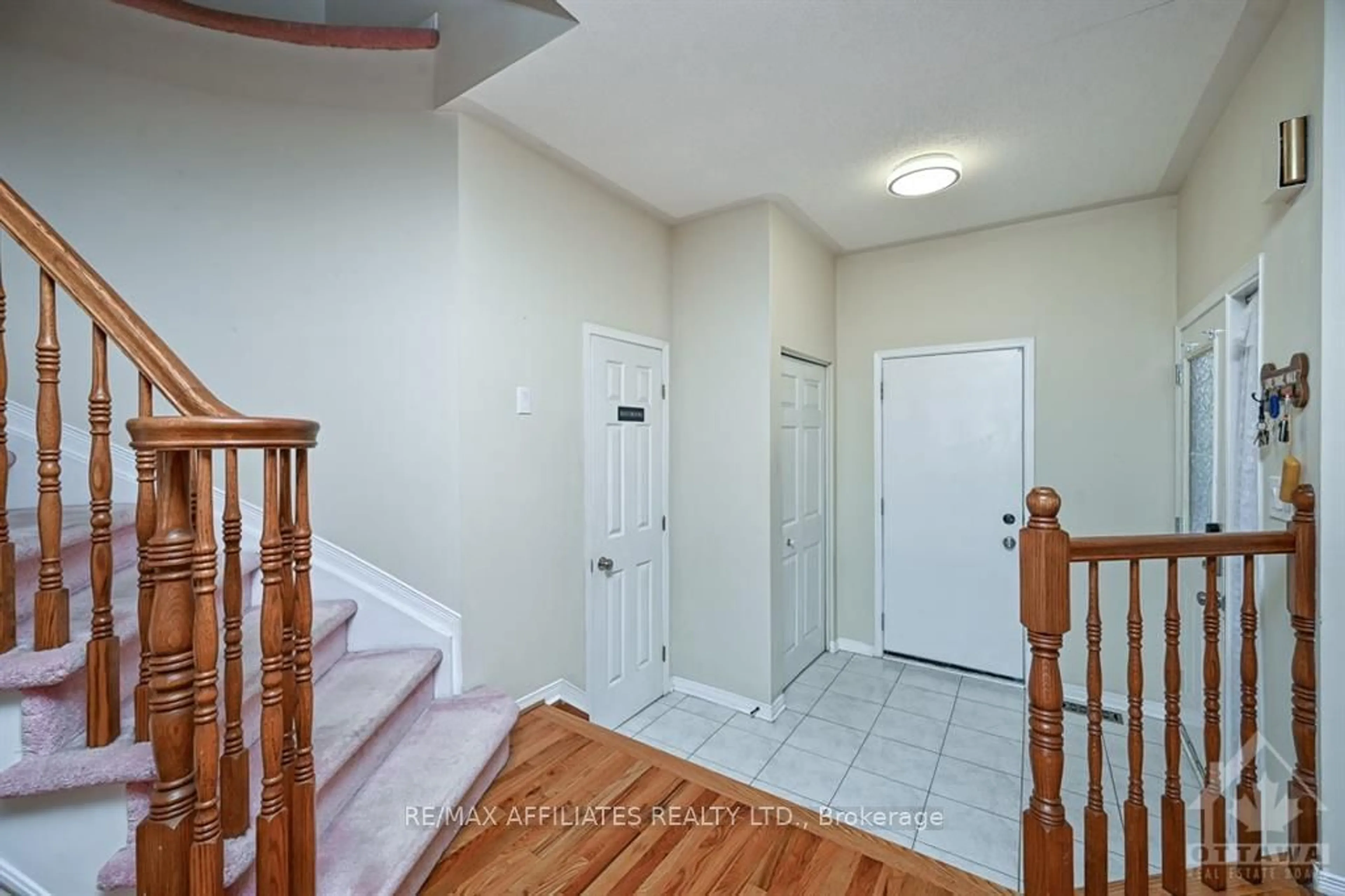 Indoor entryway, not visible floor for 52 DAVENTRY Cres, Barrhaven Ontario K2J 4M8