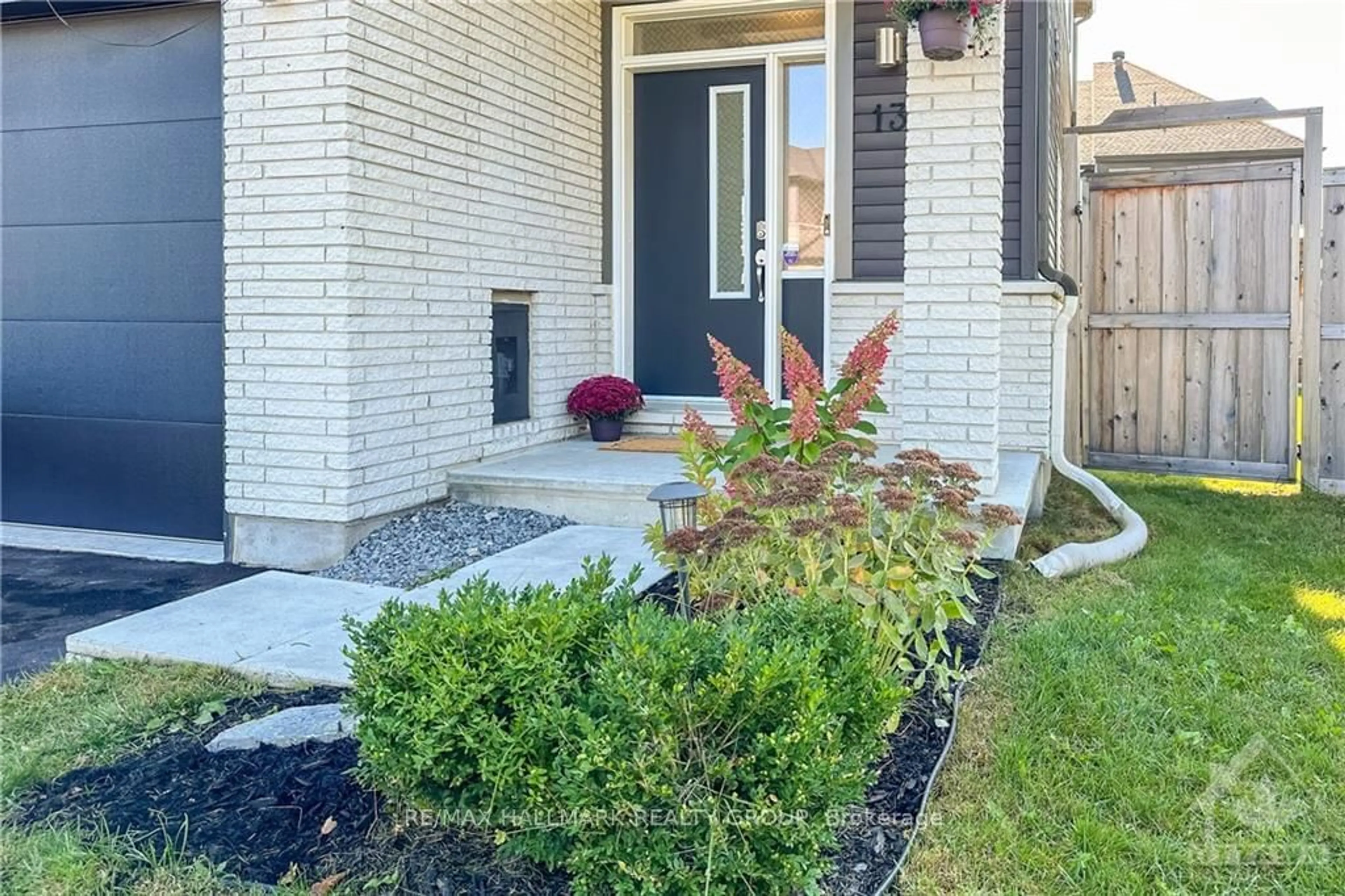 Indoor entryway, cement floor for 130 JARDINIERE St, Stittsville - Munster - Richmond Ontario K2S 2K2