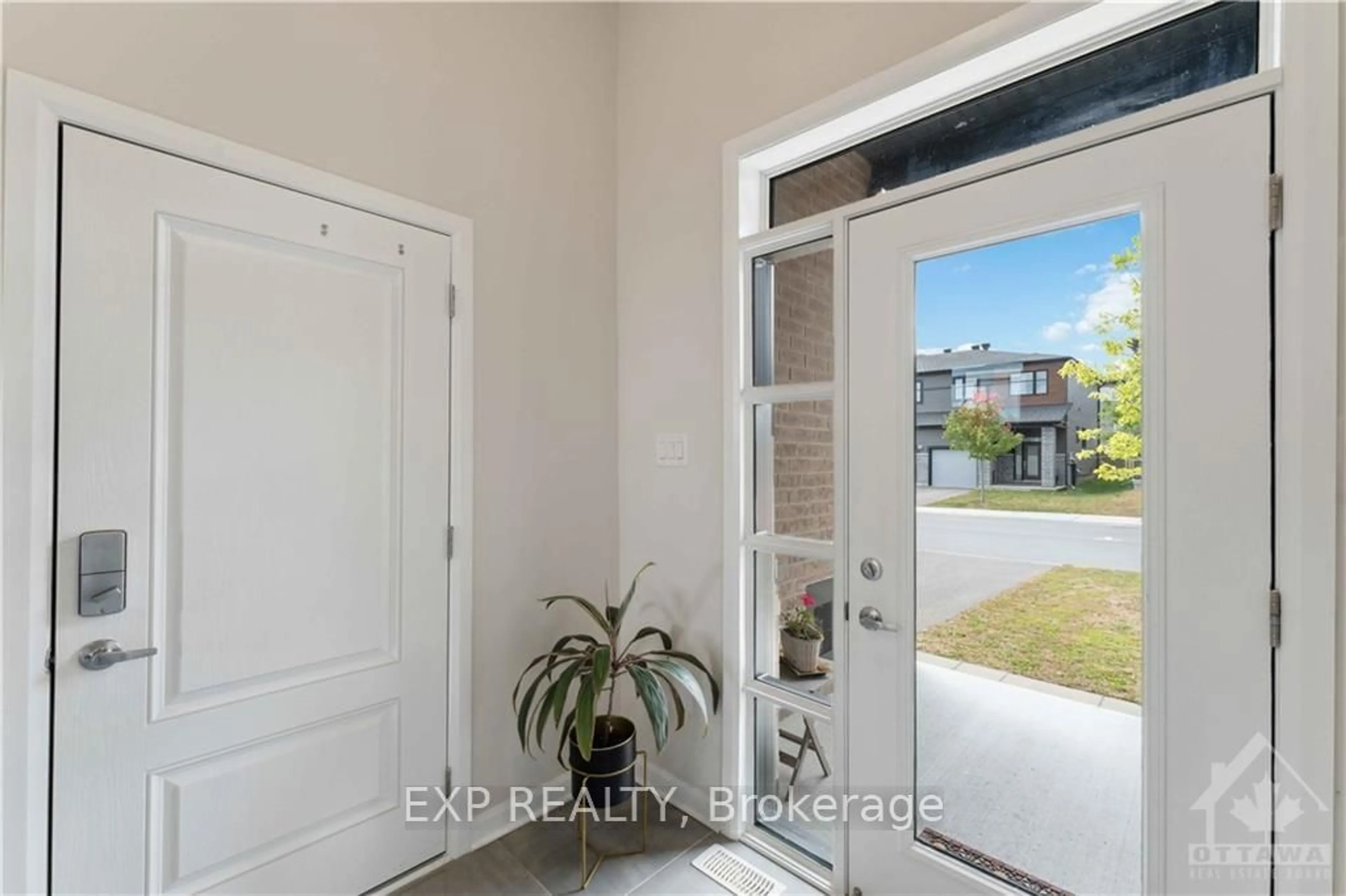 Indoor entryway, wood floors for 429 KAYAK St, Barrhaven Ontario K2J 6P3