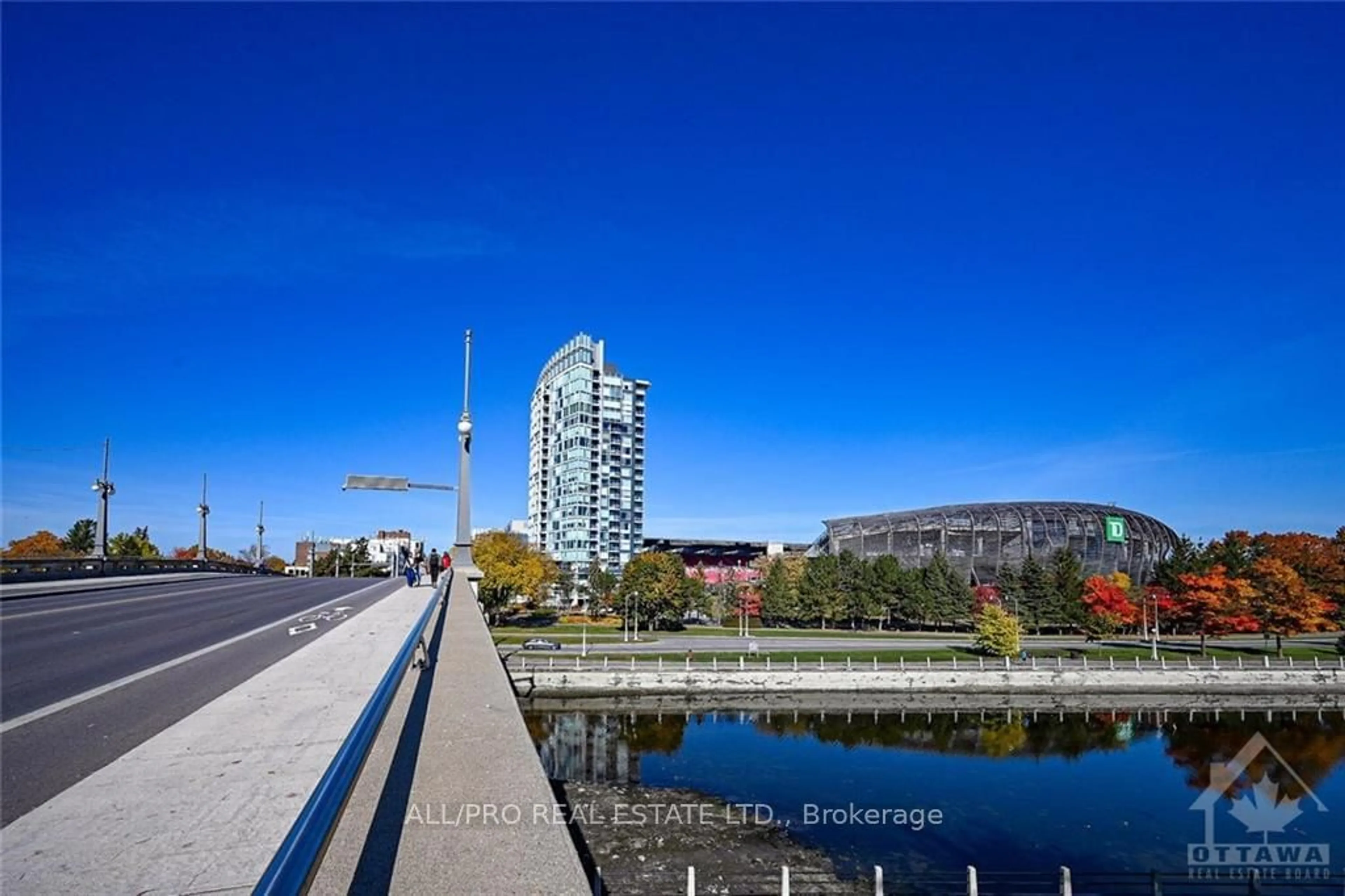 A pic from exterior of the house or condo, the street view for 1035 BANK St #802, Glebe - Ottawa East and Area Ontario K1S 5K3