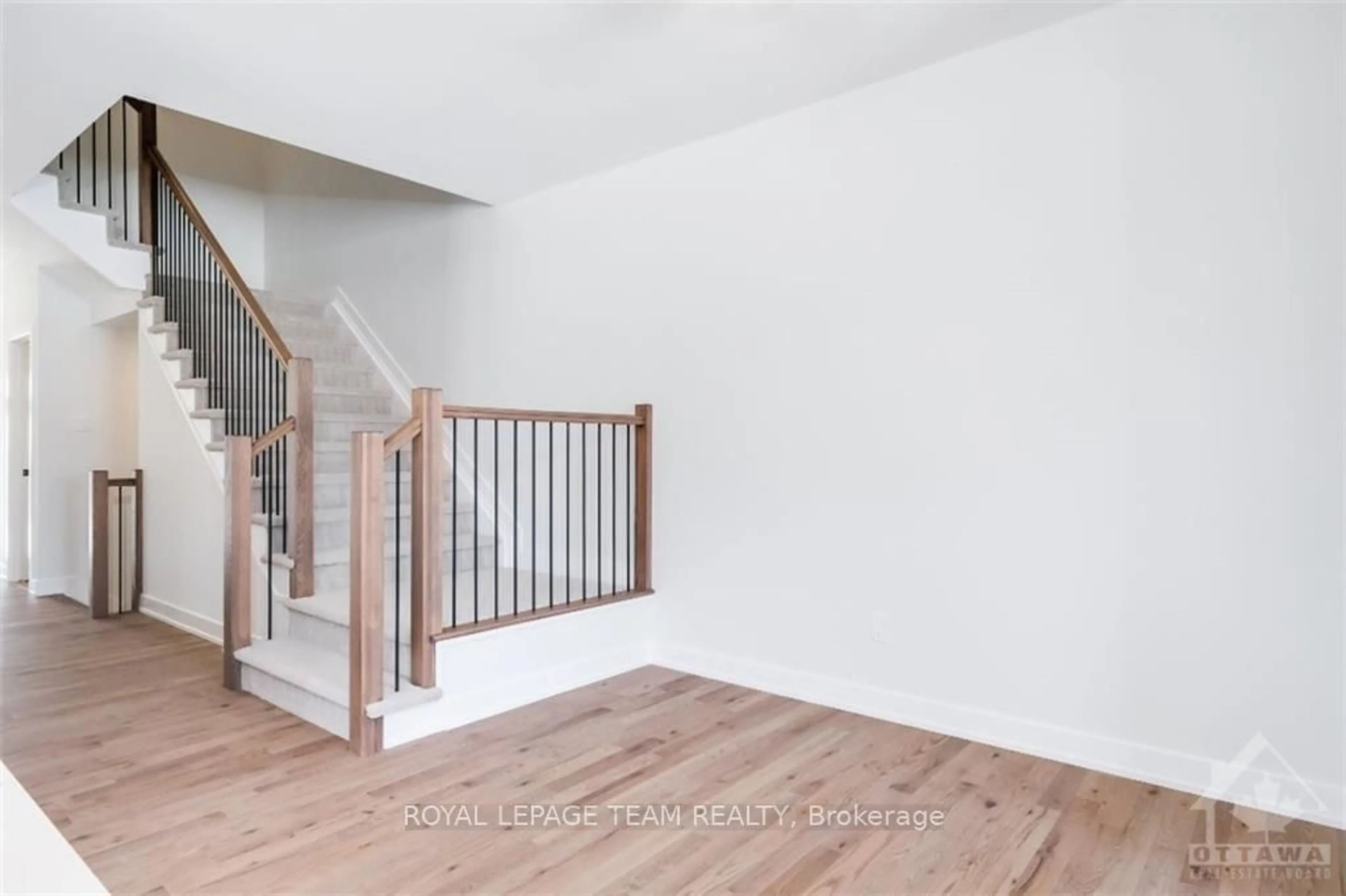 Stairs for 1017 MOORE St, Brockville Ontario K6V 7N1