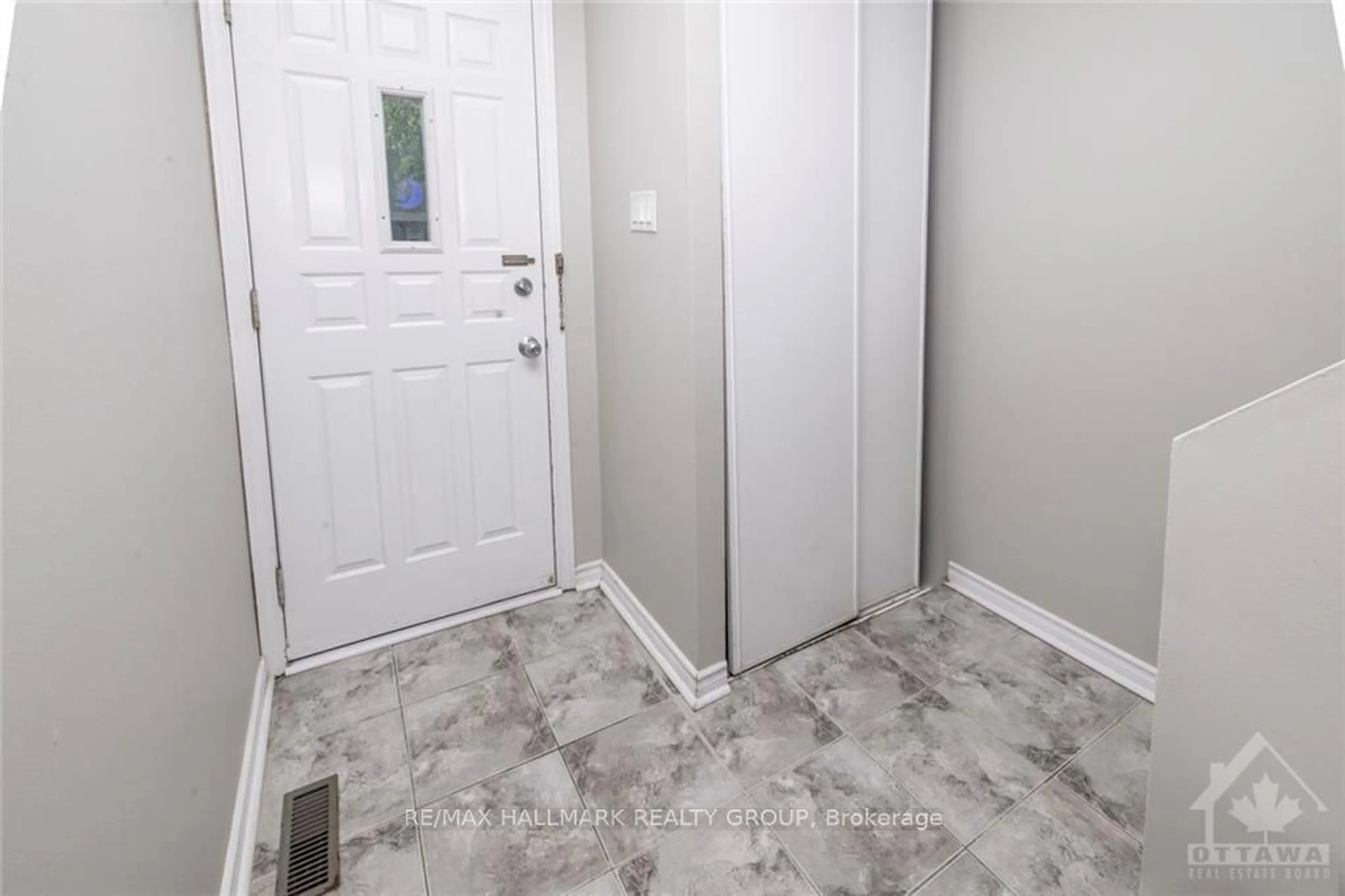 Indoor entryway, cement floor for 4836 HENDON Way, Cyrville - Carson Grove - Pineview Ontario K1J 8T1