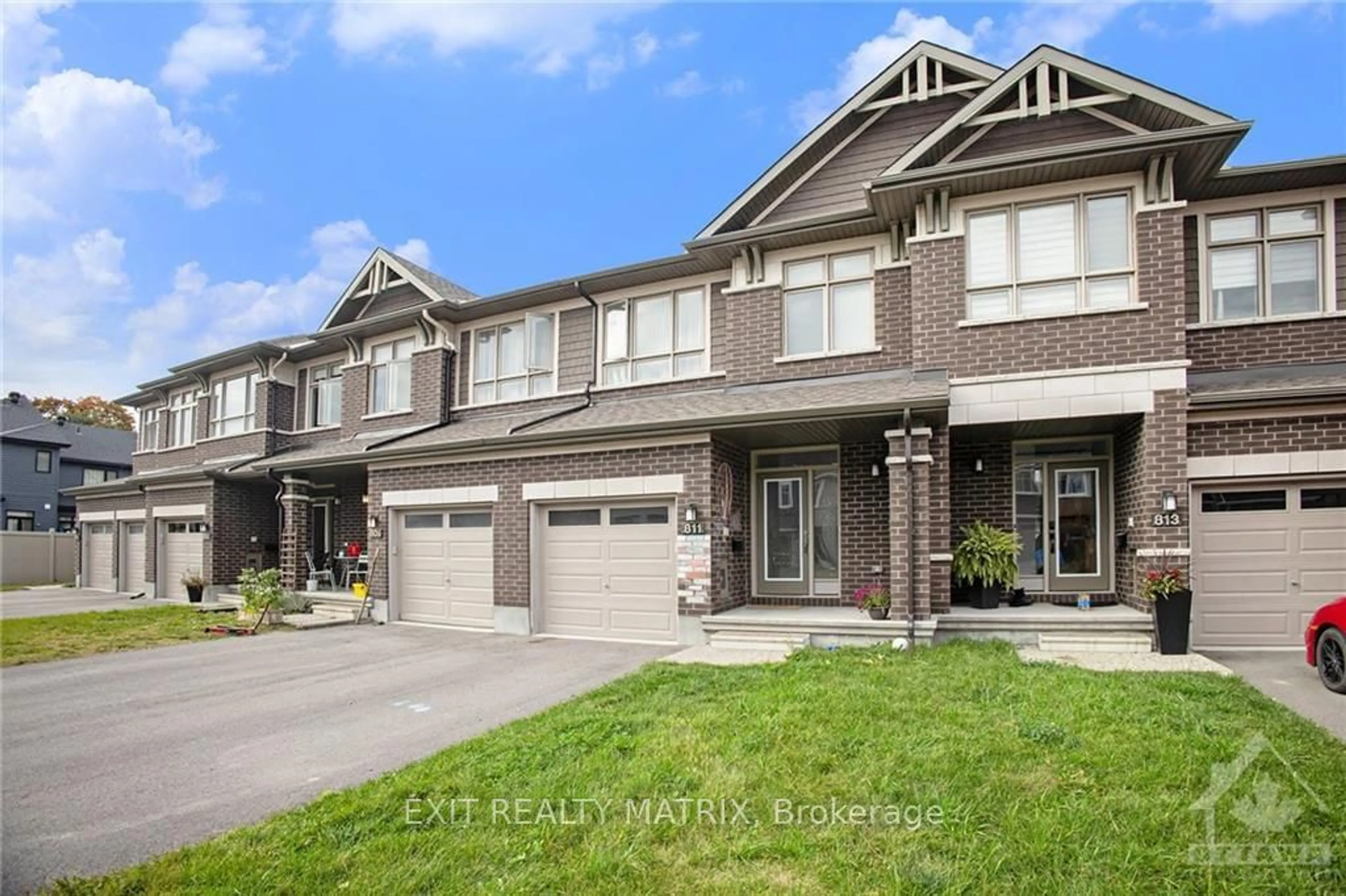 Frontside or backside of a home, the street view for 811 CLAPHAM Terr, Stittsville - Munster - Richmond Ontario K2S 2N8