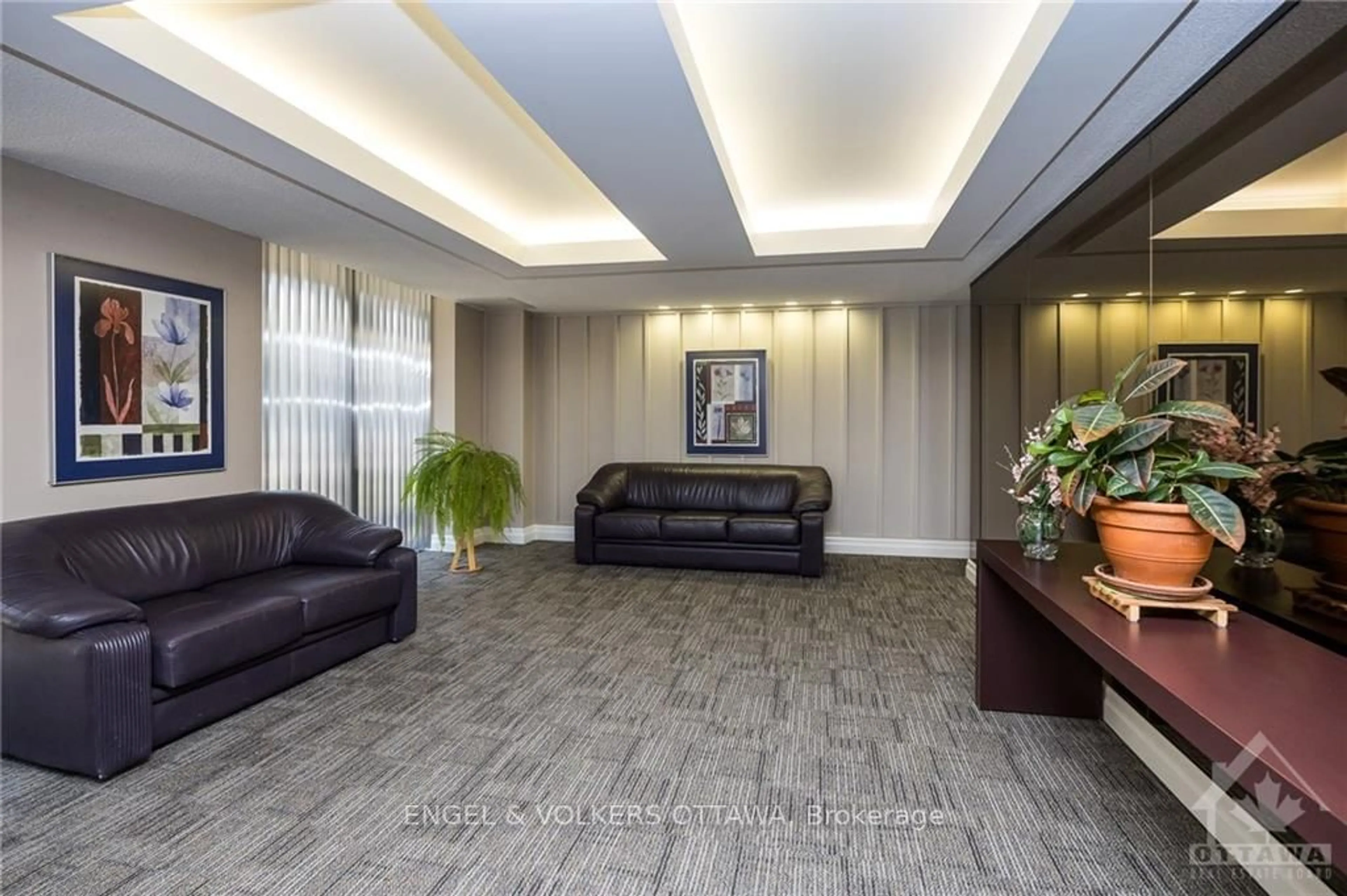 Indoor lobby, carpet floors for 333 CHAPEL St #303, Lower Town - Sandy Hill Ontario K1N 8Y8