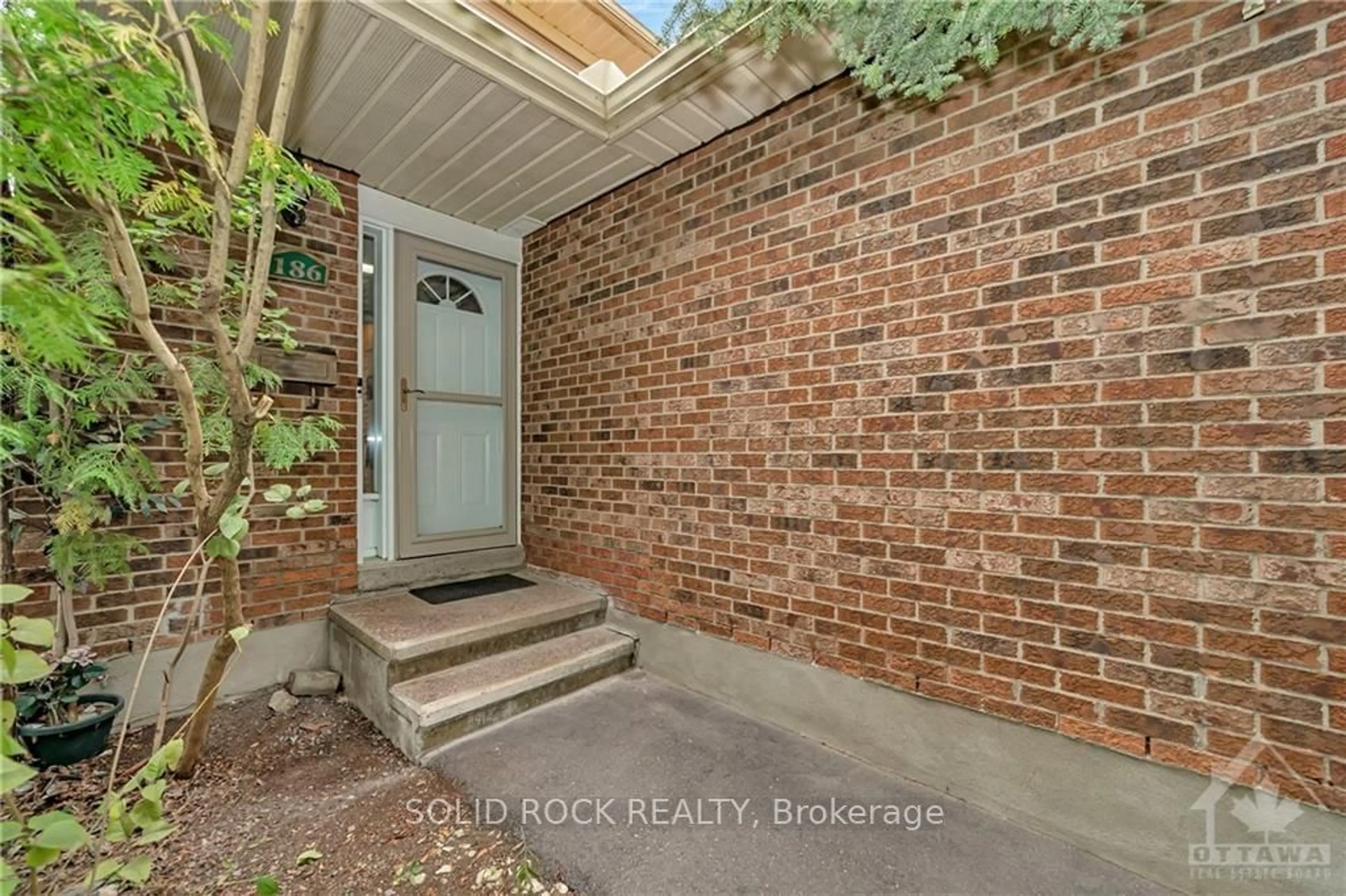 Indoor entryway, cement floor for 186 DU GRAND BOIS Ave, Orleans - Cumberland and Area Ontario K1E 2Z1