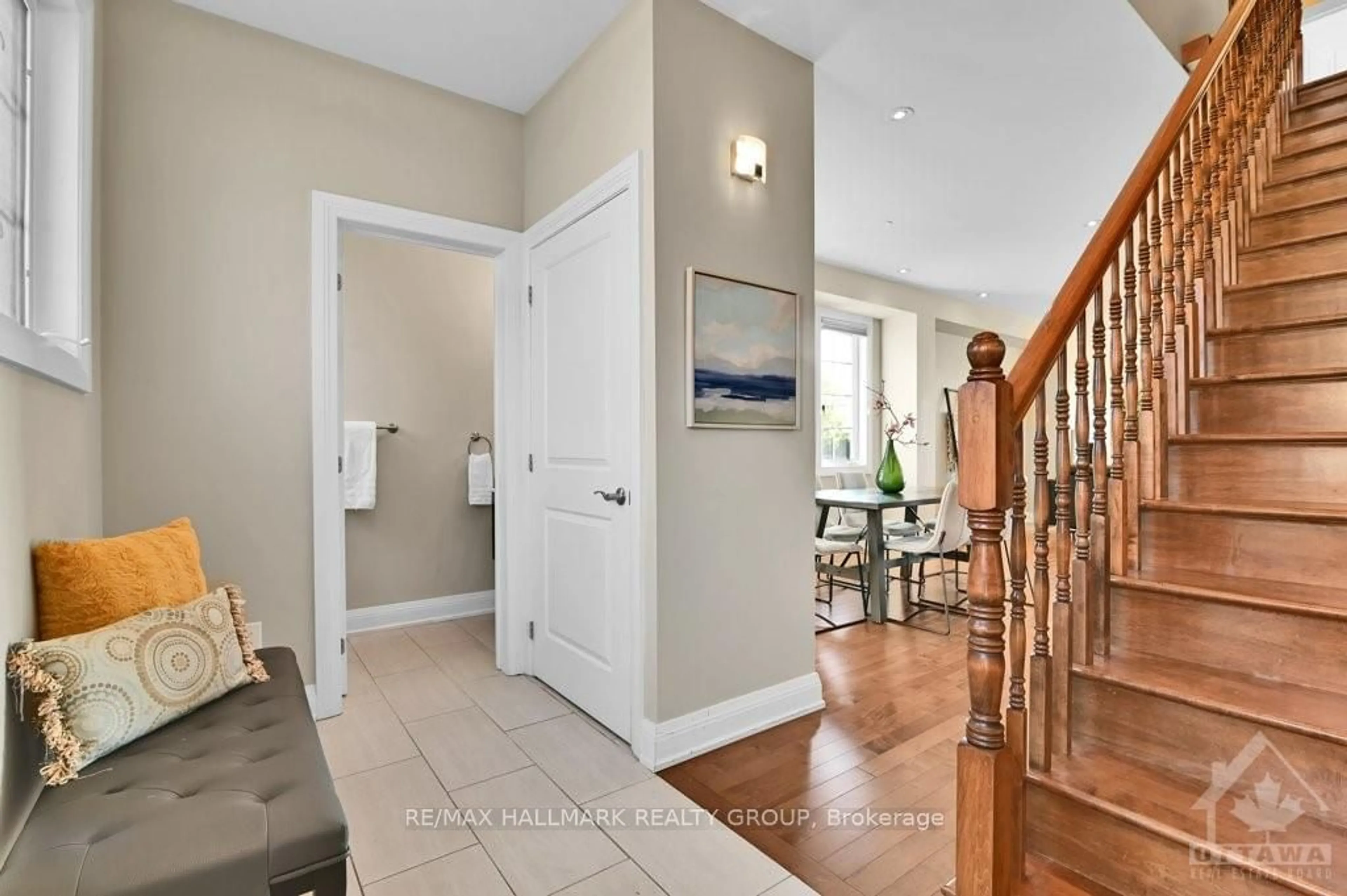 Indoor entryway, wood floors for 1326 KINGSTON Ave, Carlington - Central Park Ontario K1Z 8L2