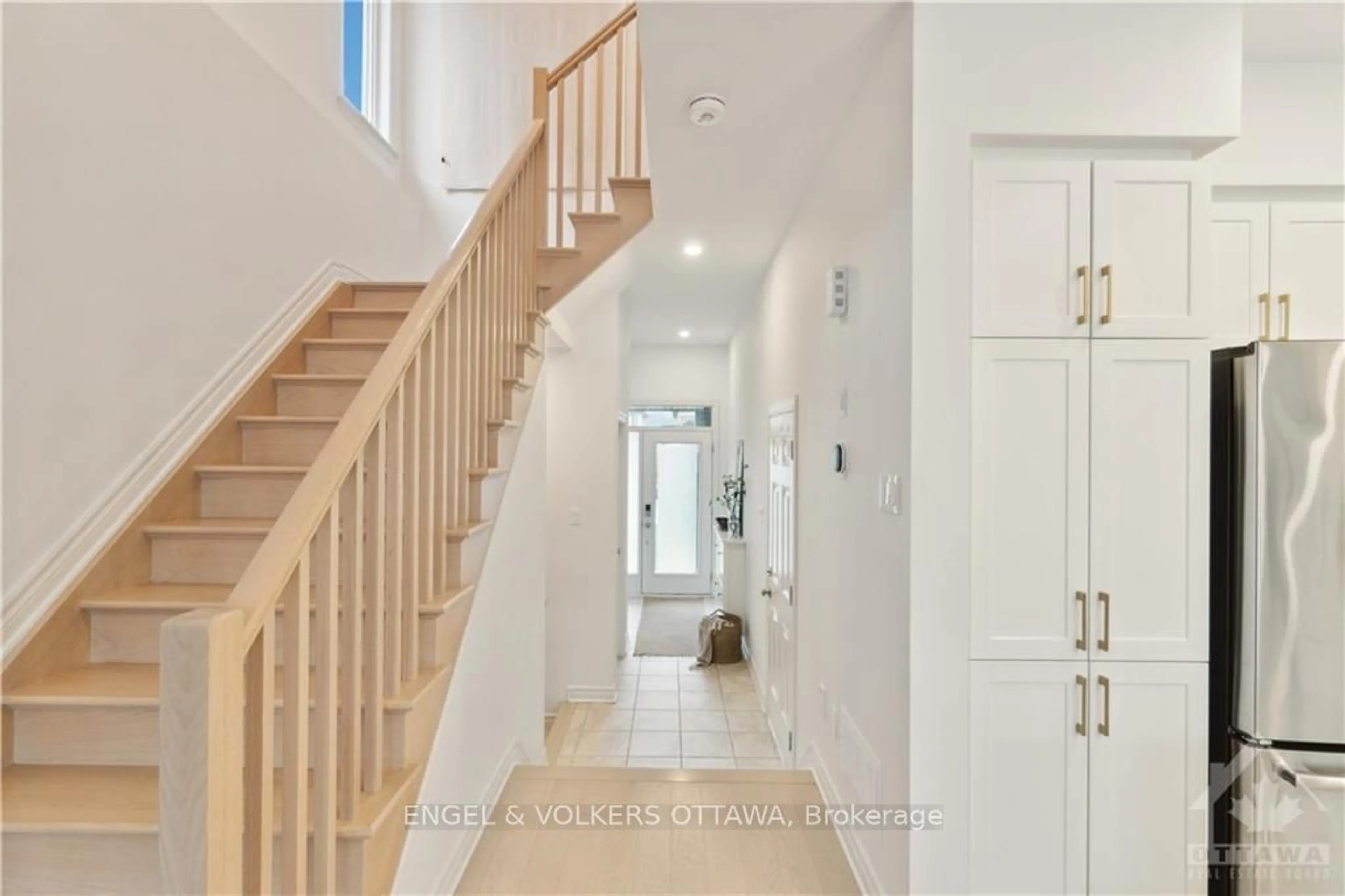 Indoor entryway, wood floors for 775 CAIRN Cres, Orleans - Convent Glen and Area Ontario K1W 0P4