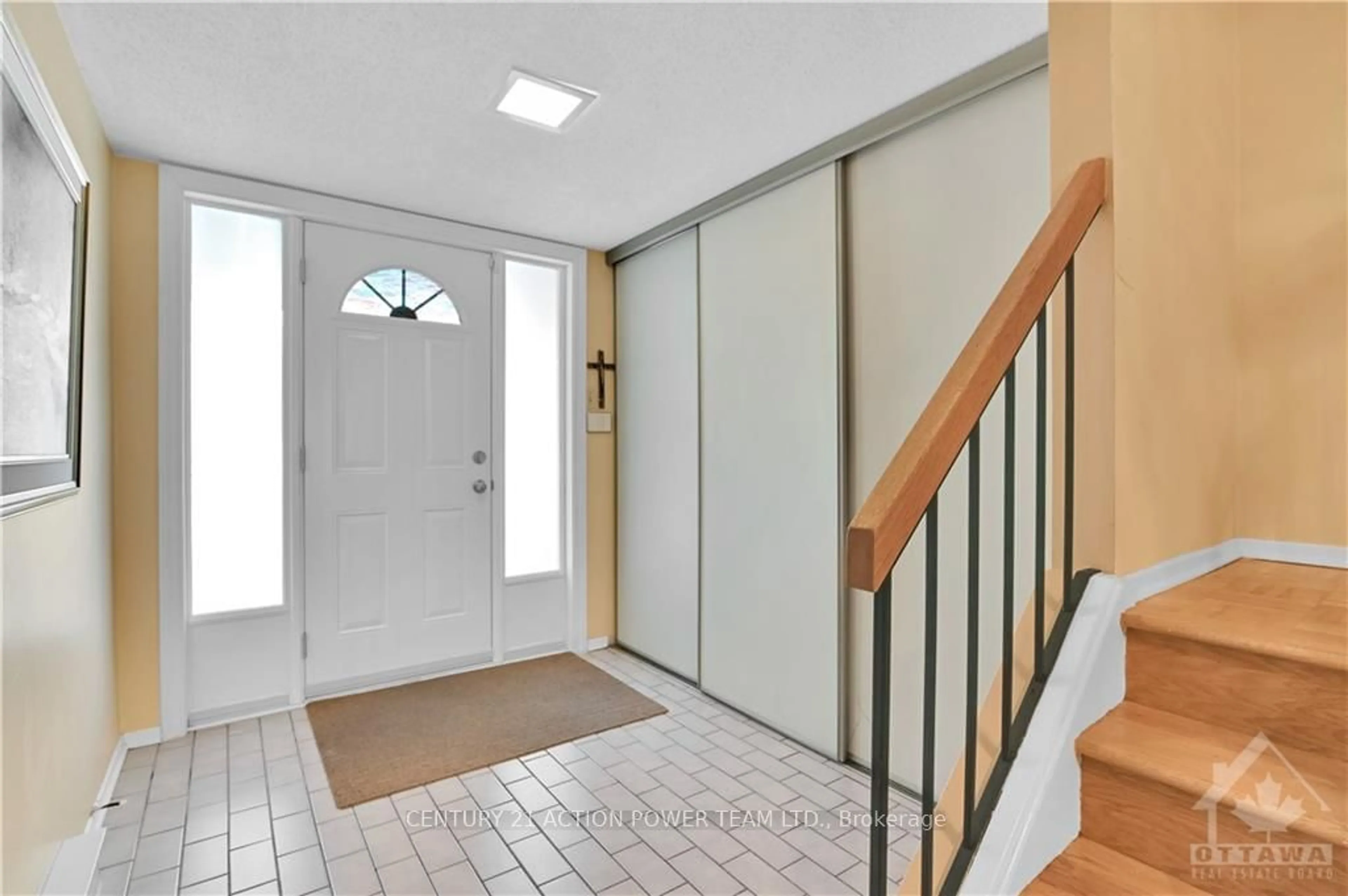 Indoor entryway, wood floors for 6571 BILBERRY Dr, Orleans - Convent Glen and Area Ontario K1C 4N4