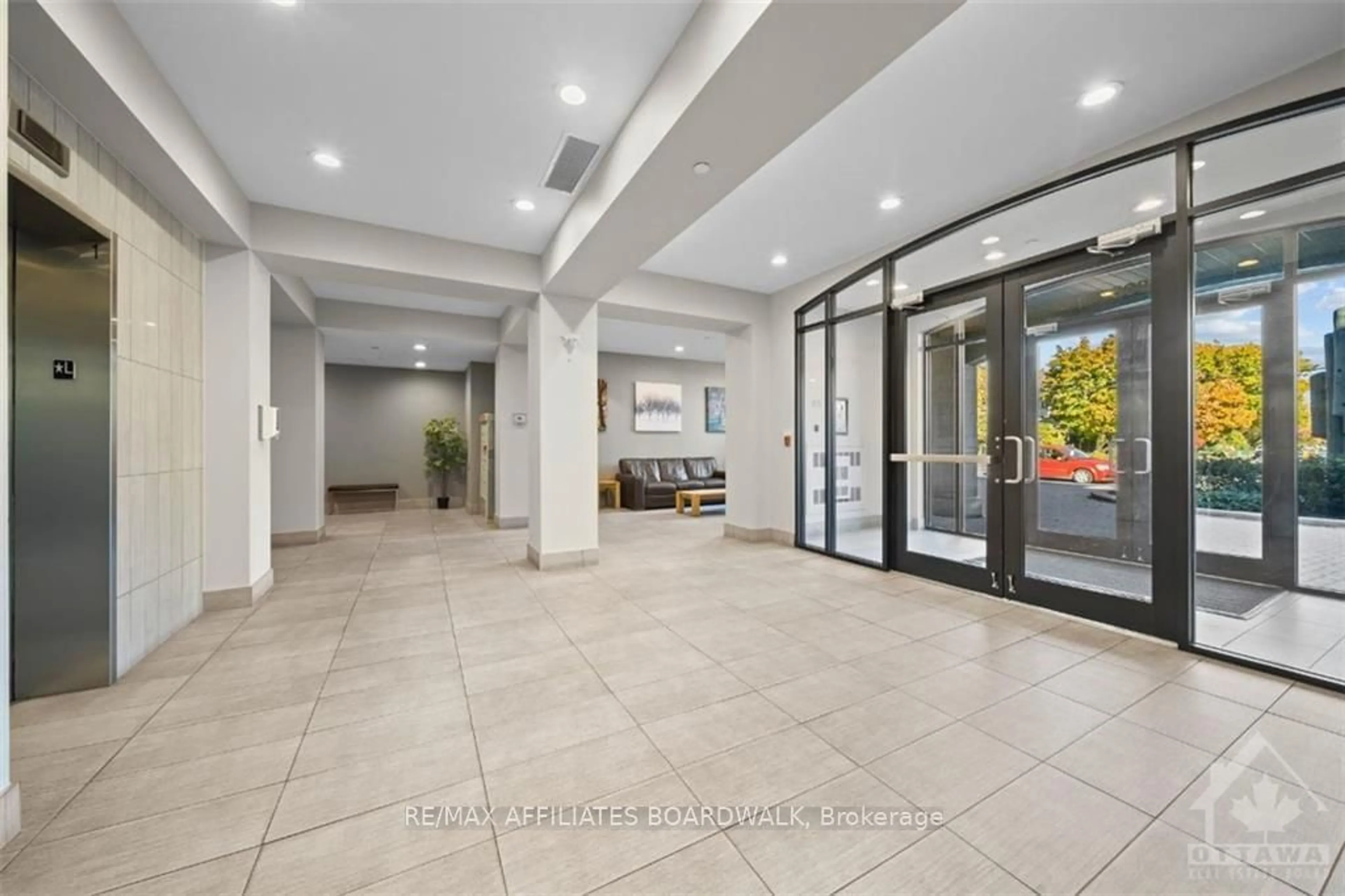 Indoor lobby, cement floor for 808 BRONSON Ave #202, Dows Lake - Civic Hospital and Area Ontario K1S 5A4