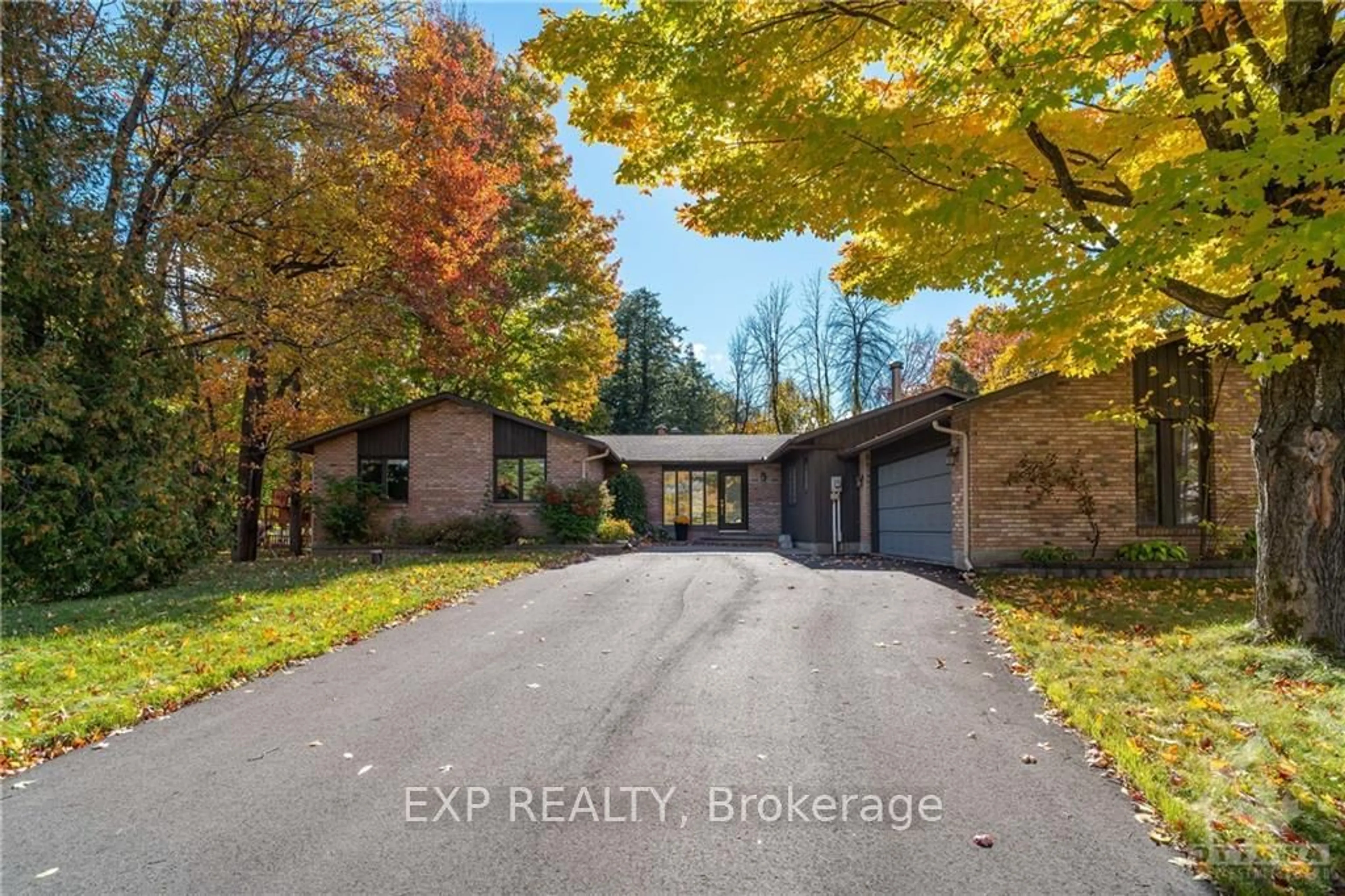 A pic from exterior of the house or condo, the street view for 5458 WOODEDEN Dr, Manotick - Kars - Rideau Twp and Area Ontario K4M 1B4