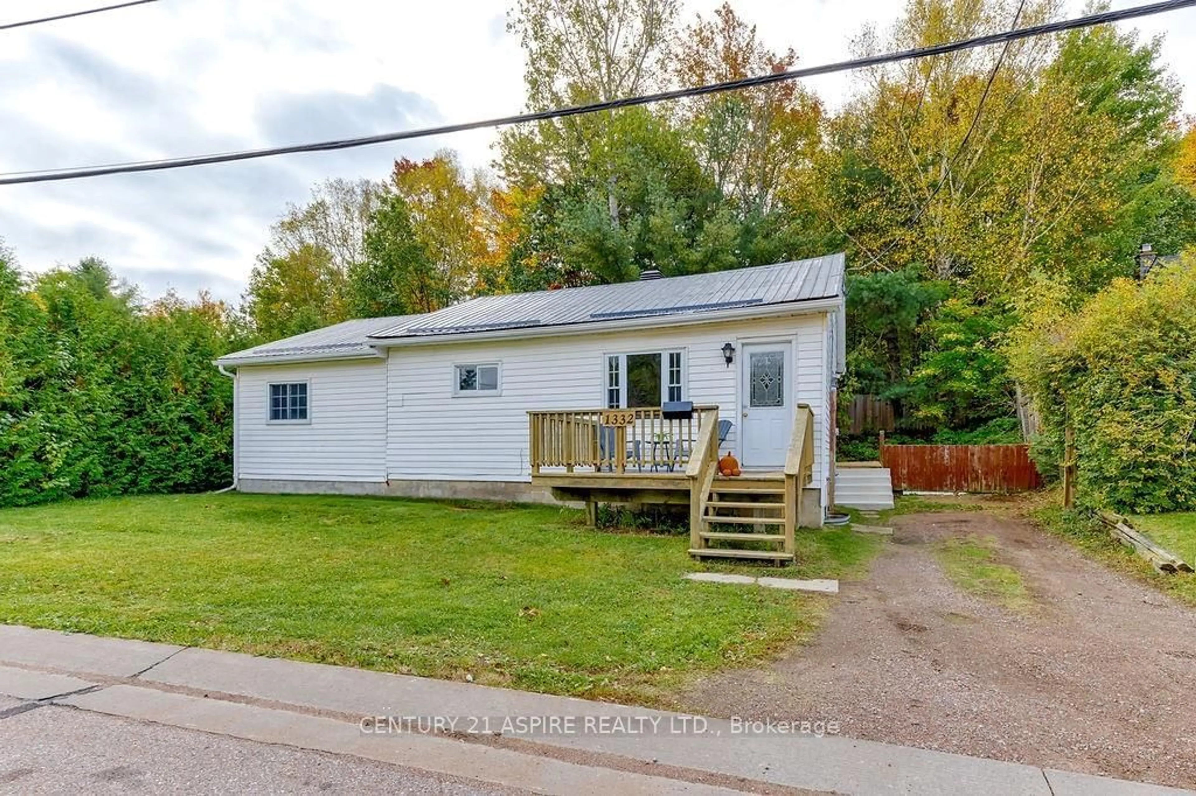 Frontside or backside of a home, cottage for 1332 VICTORIA St, Petawawa Ontario K8H 2G1