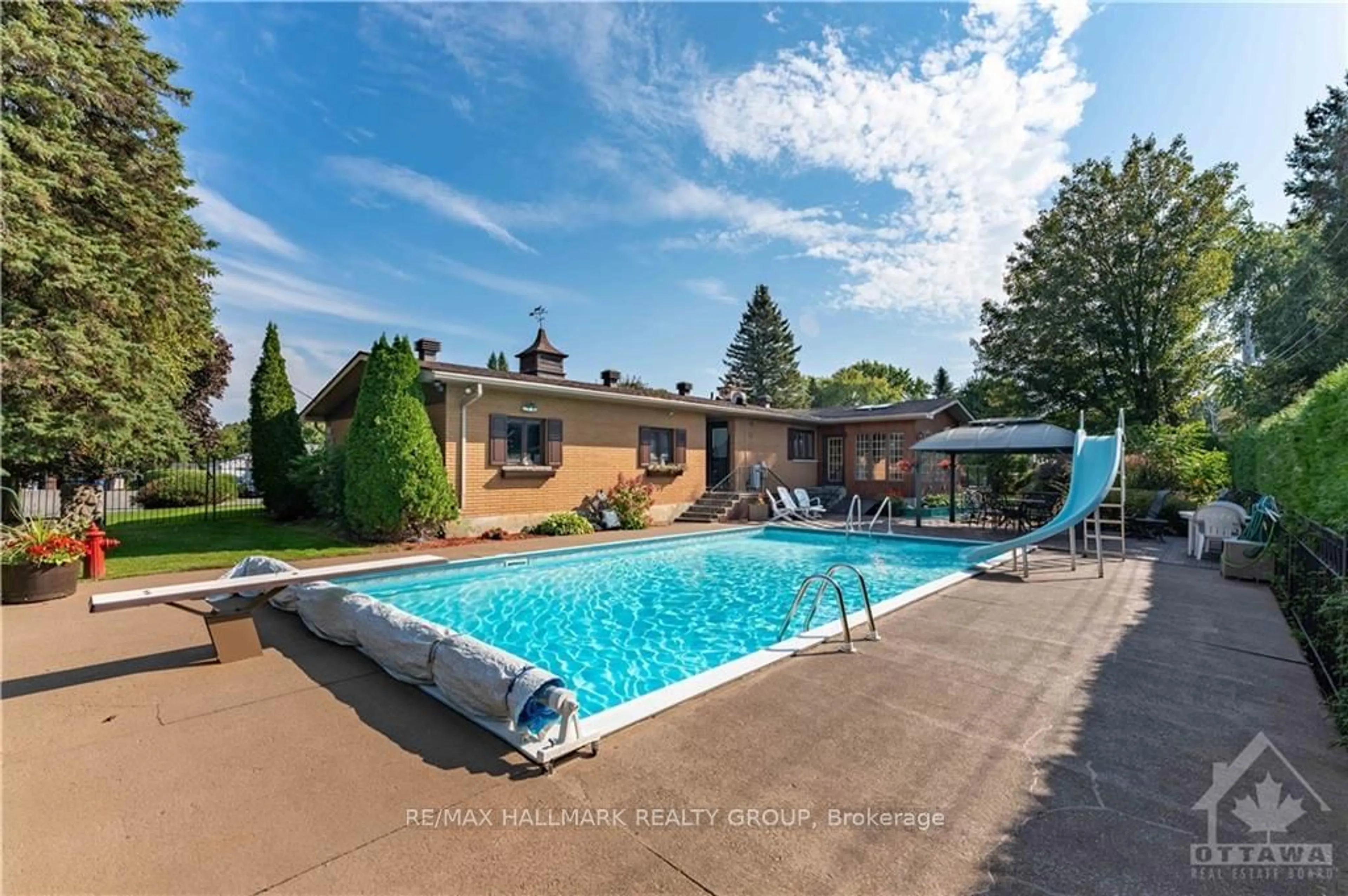 Indoor or outdoor pool for 10 ORCHARD St, Champlain Ontario K6A 2V7