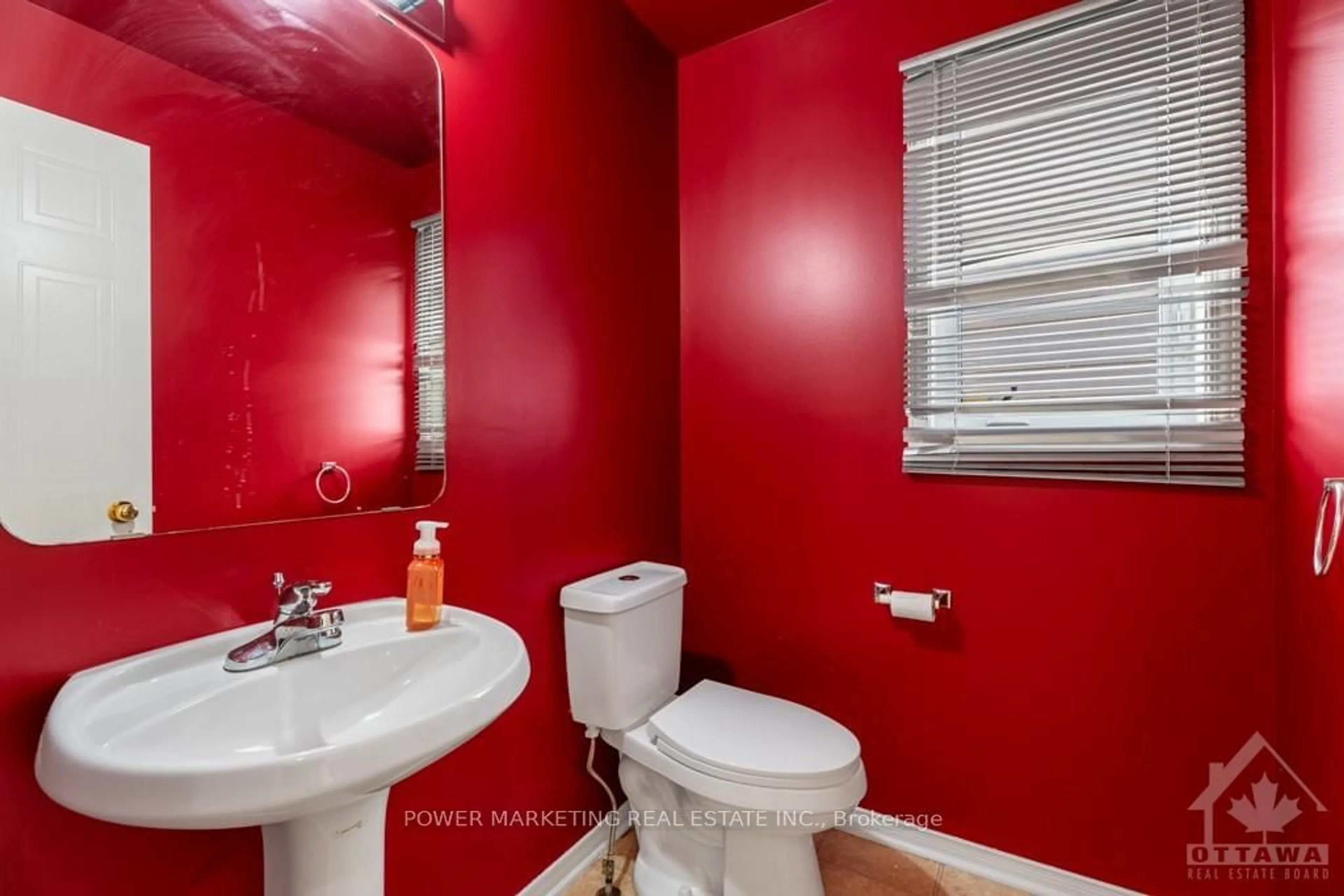 Standard bathroom, wood floors for 12 FAIRPARK Dr, Barrhaven Ontario K2G 6X1