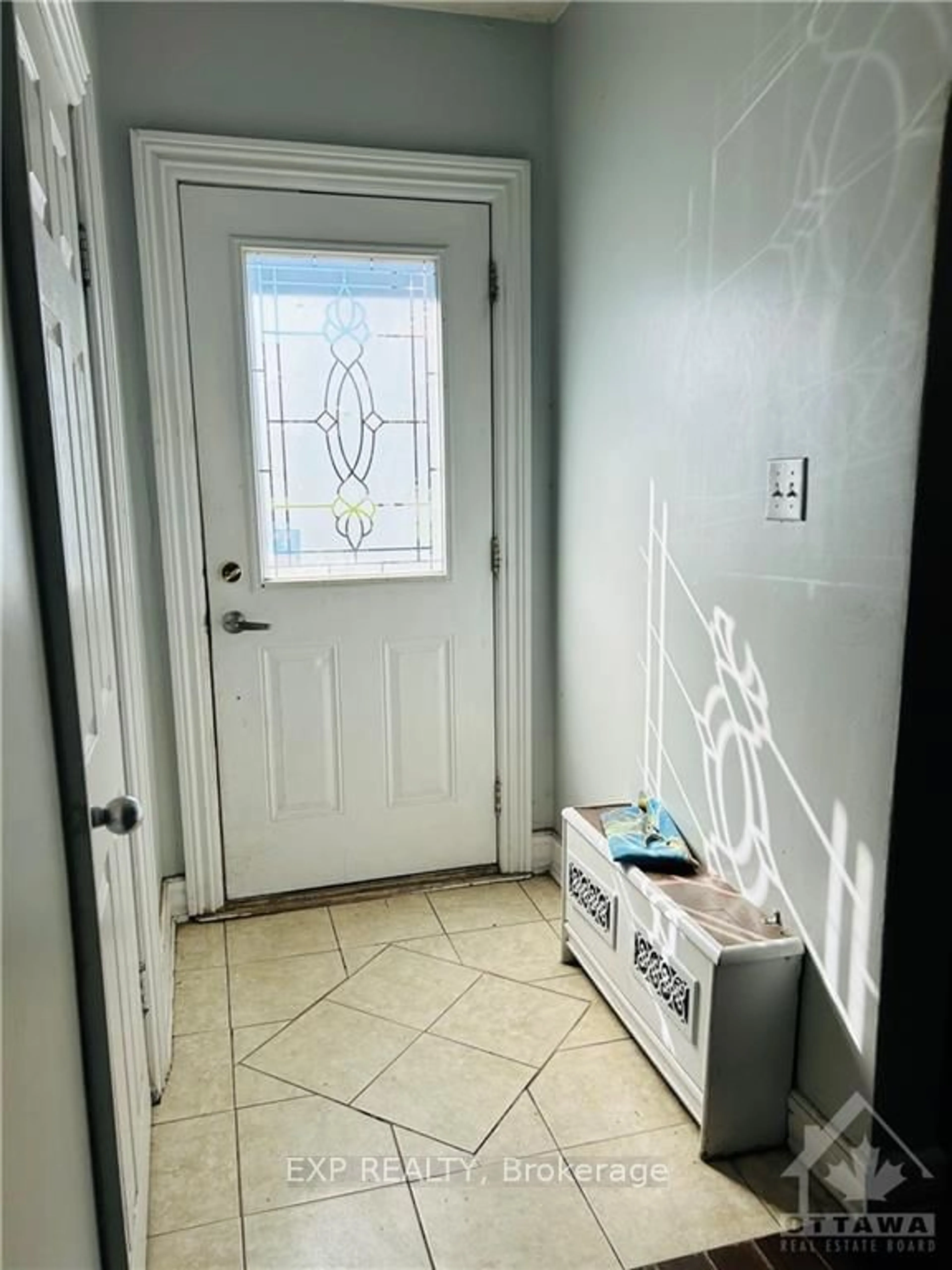 Indoor entryway, not visible floor for 451 MILLER St, Pembroke Ontario K8A 5Z3