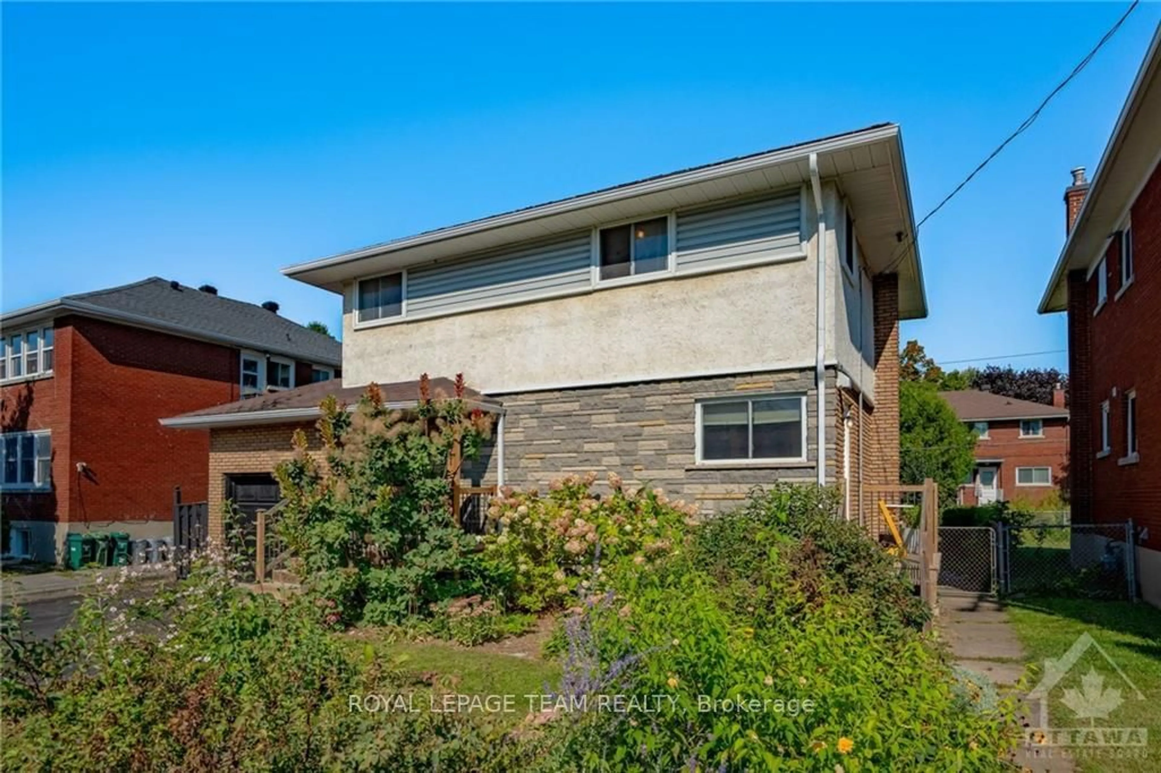 A pic from exterior of the house or condo, the fenced backyard for 1191 DORCHESTER Ave, Carlington - Central Park Ontario K1Z 8E3