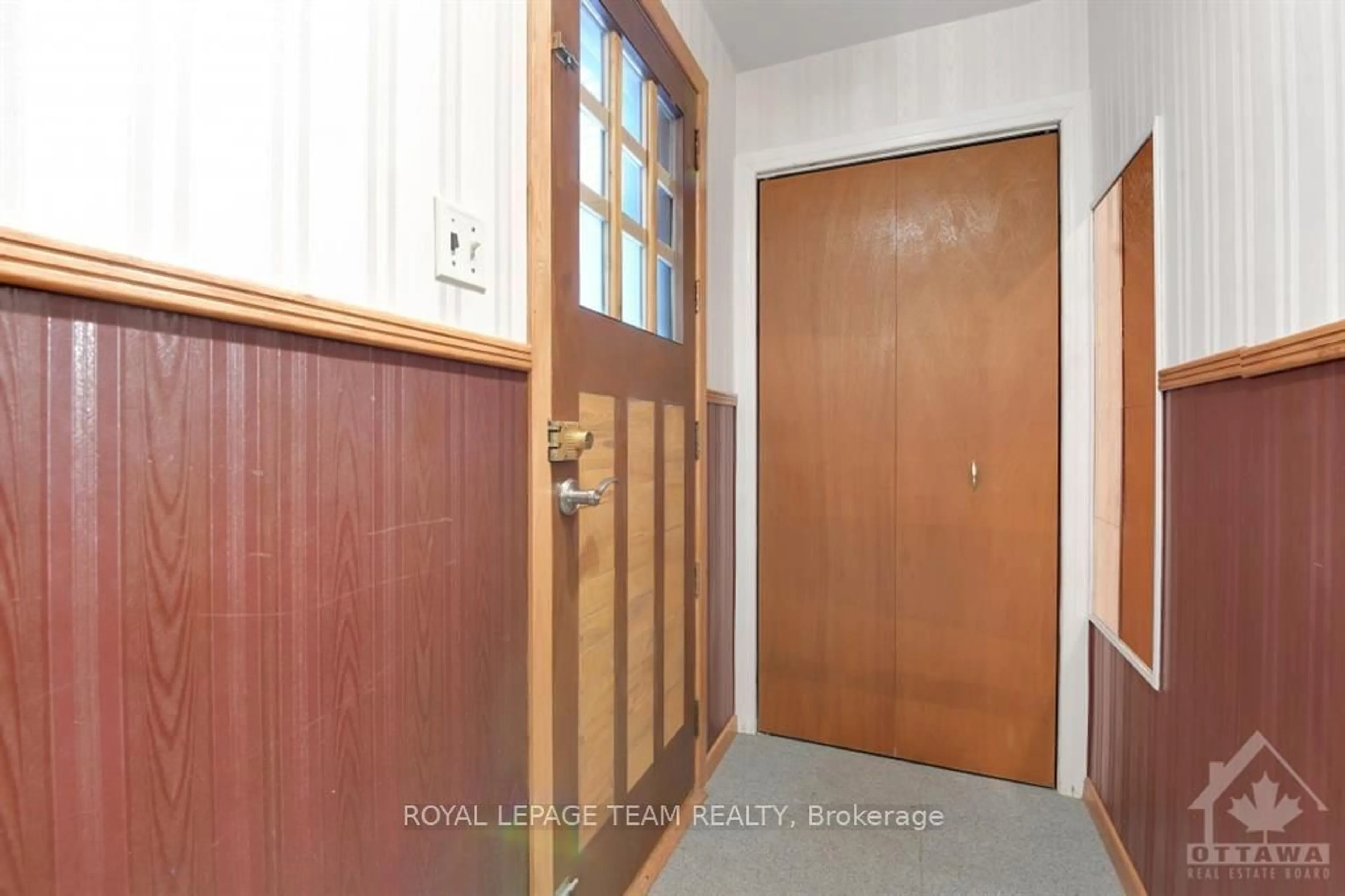 Indoor entryway, wood floors for 157 ANNA Ave, Carlington - Central Park Ontario K1Z 7V1