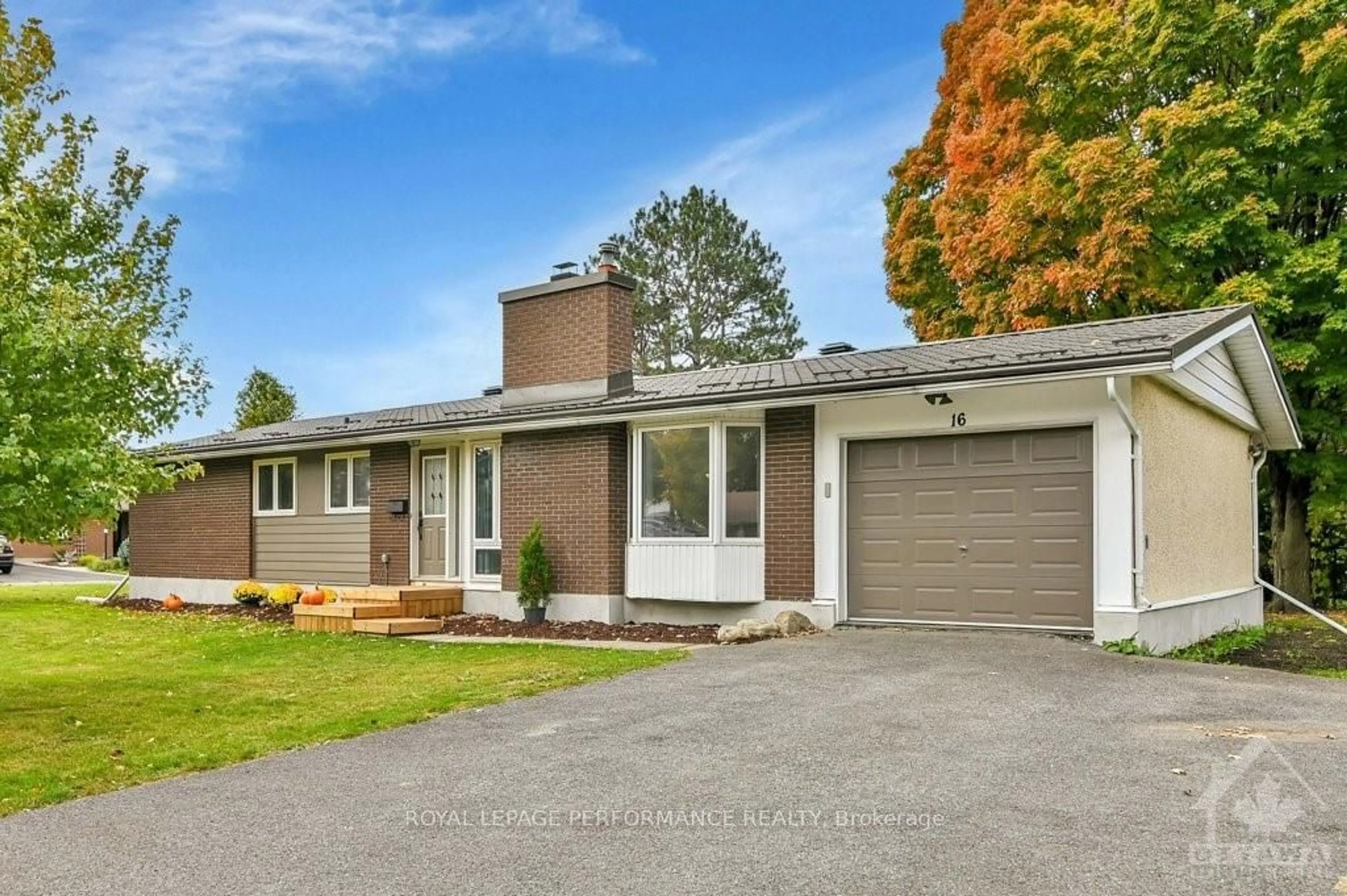 Frontside or backside of a home, cottage for 16 BRINTON Ave, Qualicum - Bruce Farm - Greenbelt and Area Ontario K2H 6W5