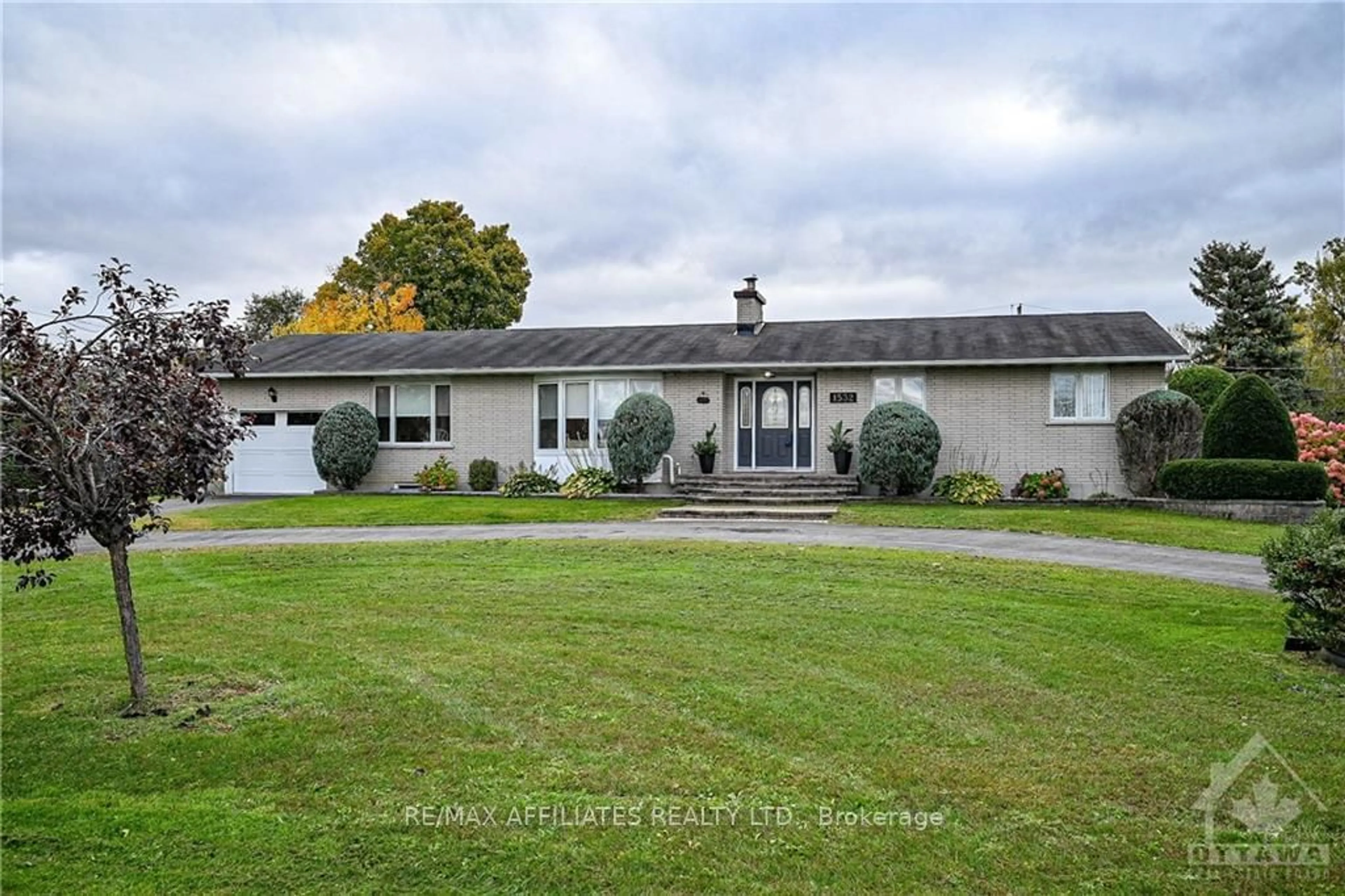 Frontside or backside of a home, the front or back of building for 1532 BELLA VISTA Dr, Orleans - Cumberland and Area Ontario K4C 1A7