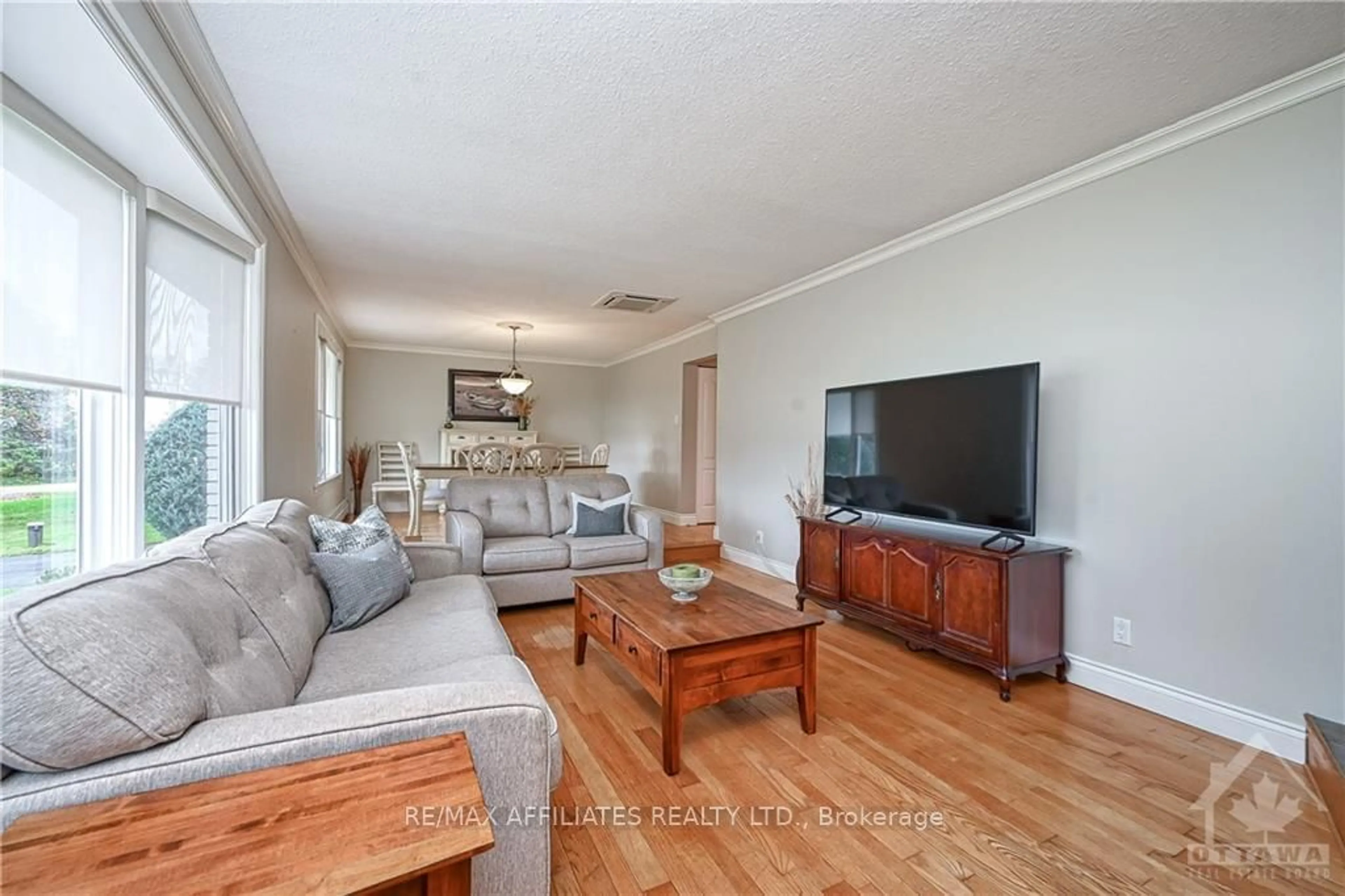 Living room, wood floors for 1532 BELLA VISTA Dr, Orleans - Cumberland and Area Ontario K4C 1A7