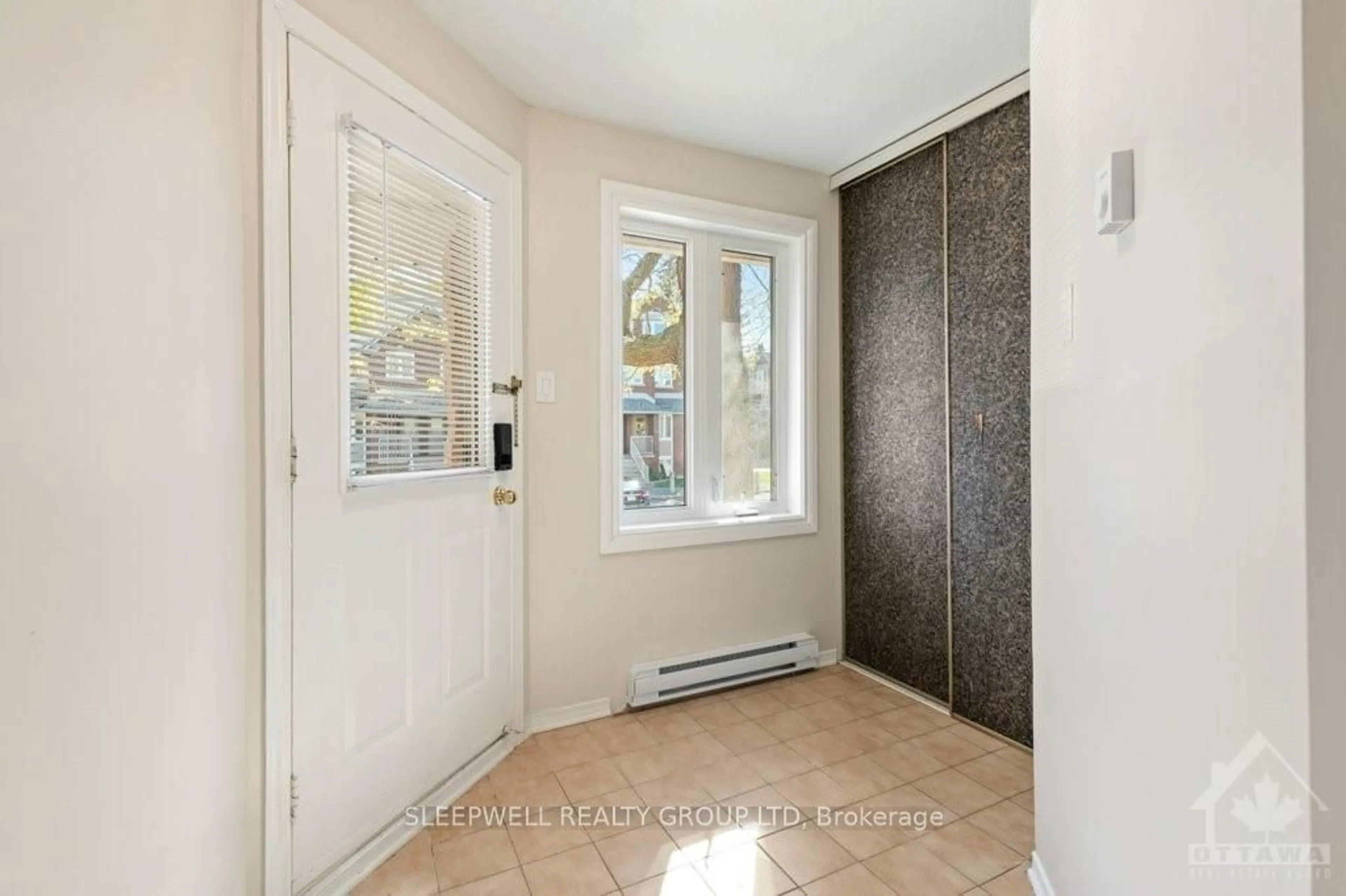 Indoor entryway, wood floors for 422 BRISTON, Hunt Club - South Keys and Area Ontario K1G 5R4