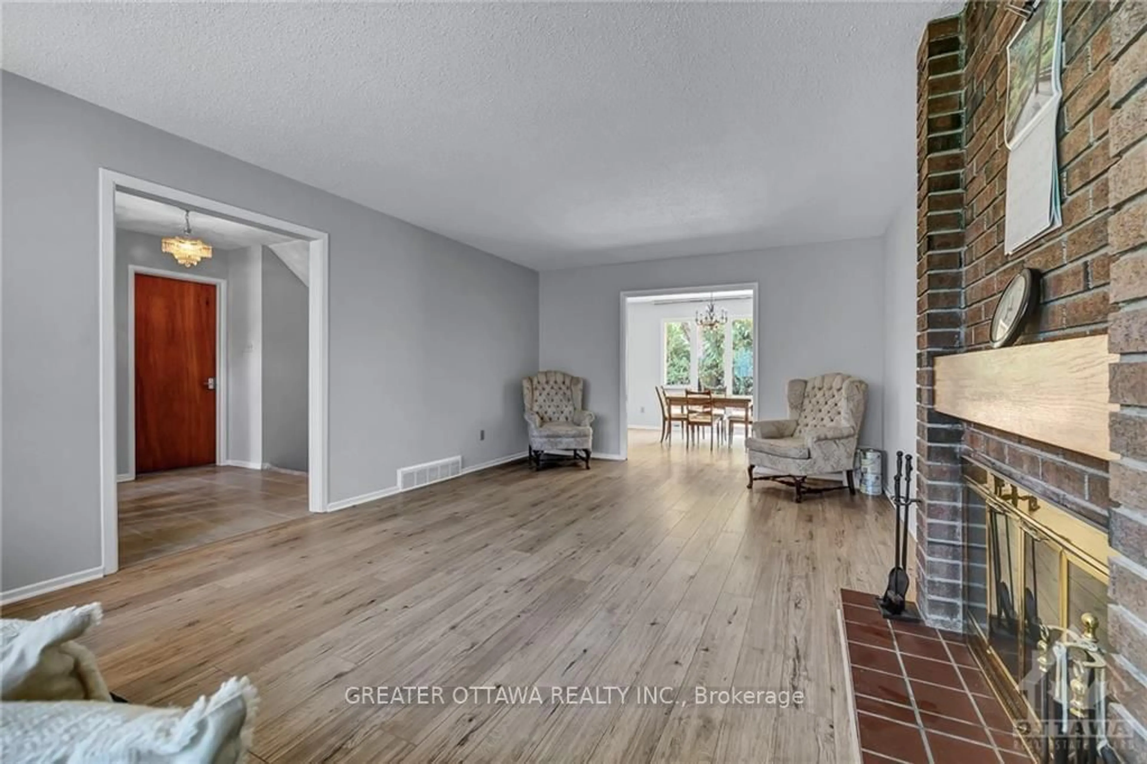 Indoor entryway, wood floors for 15 RUTHERFORD Cres, Kanata Ontario K2K 1N1