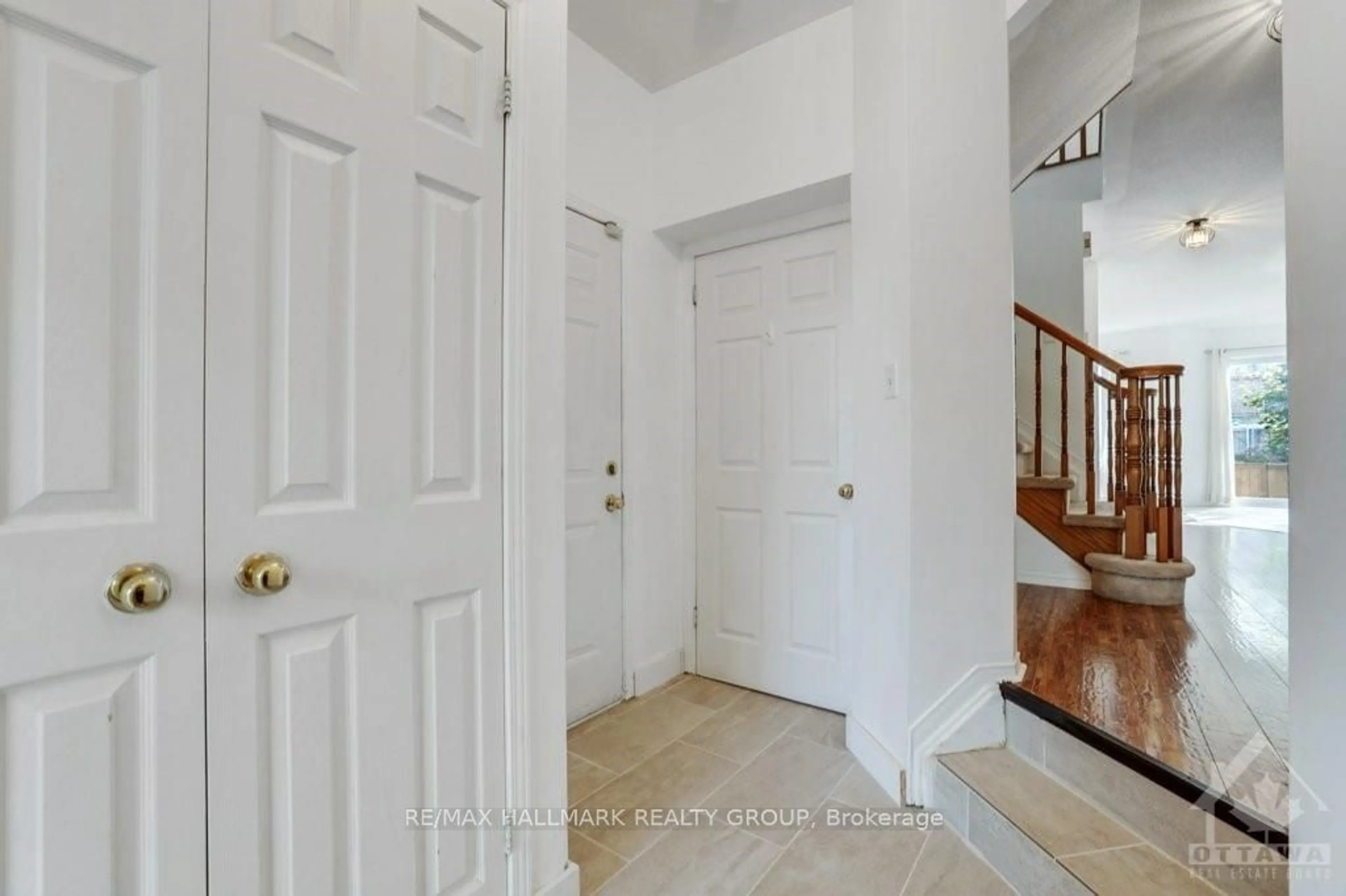 Indoor entryway, wood floors for 3364 MCCARTHY Rd, Hunt Club - Windsor Park Village and Area Ontario K1V 1Z6