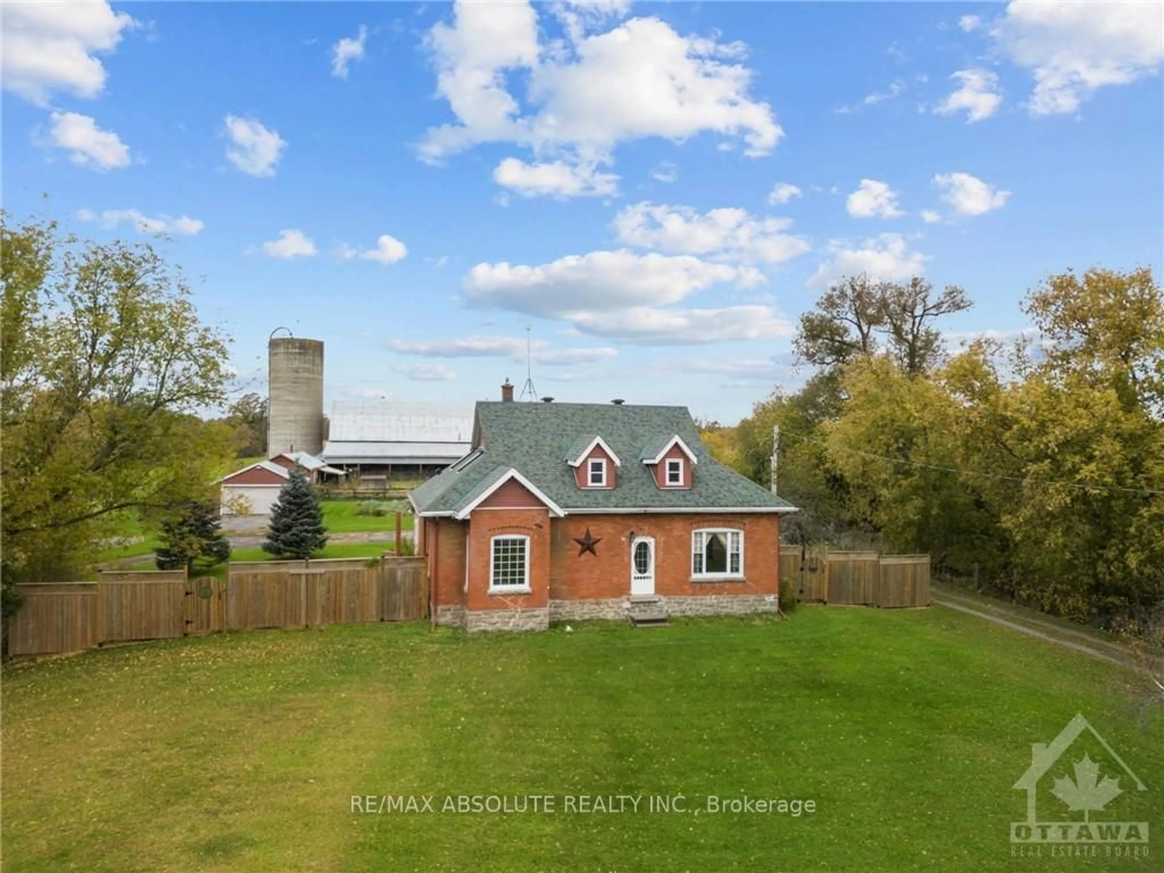 Frontside or backside of a home, cottage for 4035 DONNELLY Dr, Manotick - Kars - Rideau Twp and Area Ontario K0G 1J0