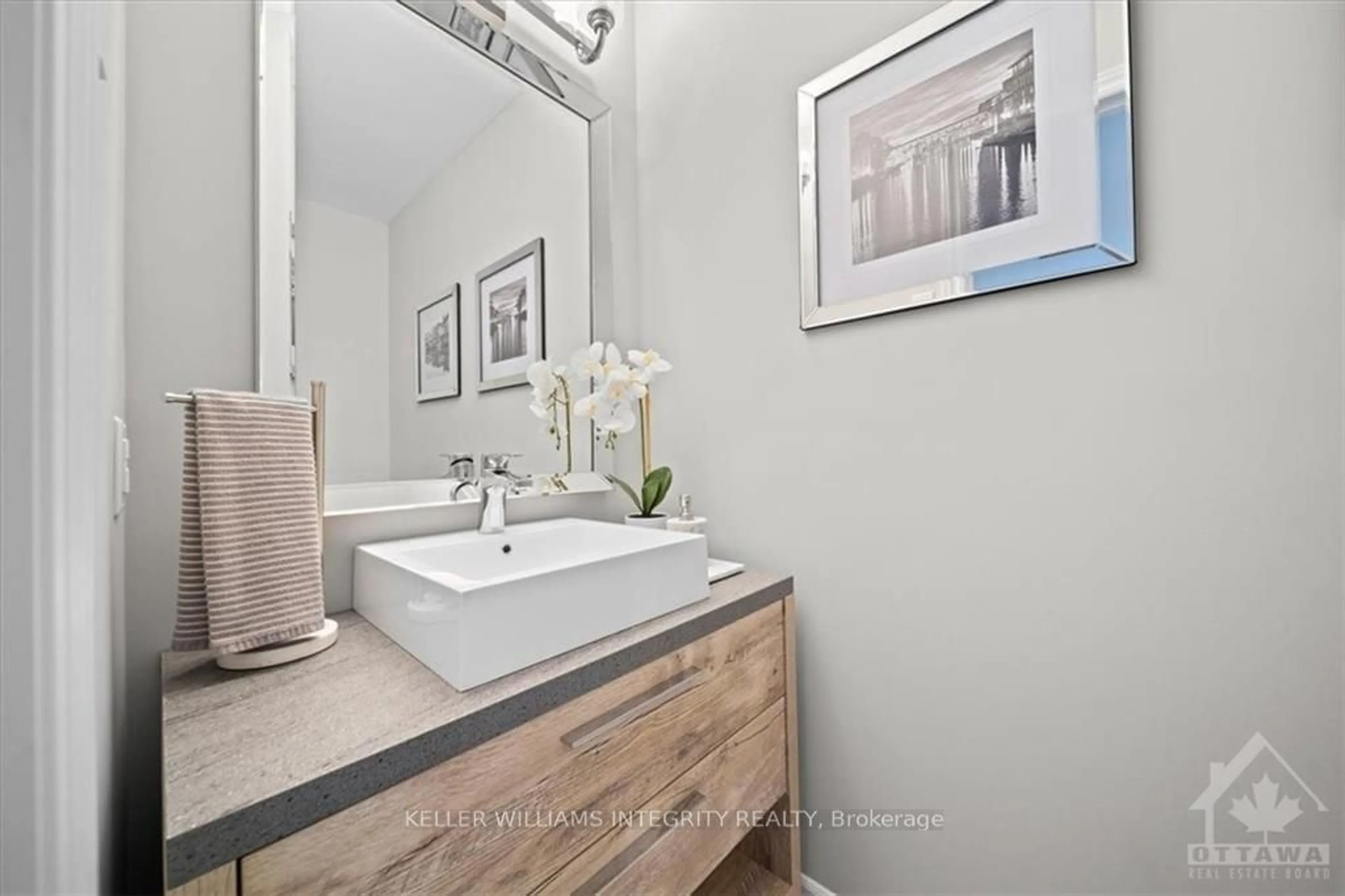 Contemporary bathroom, wood floors for 707 VIVERA Pl, Stittsville - Munster - Richmond Ontario K2S 2M8