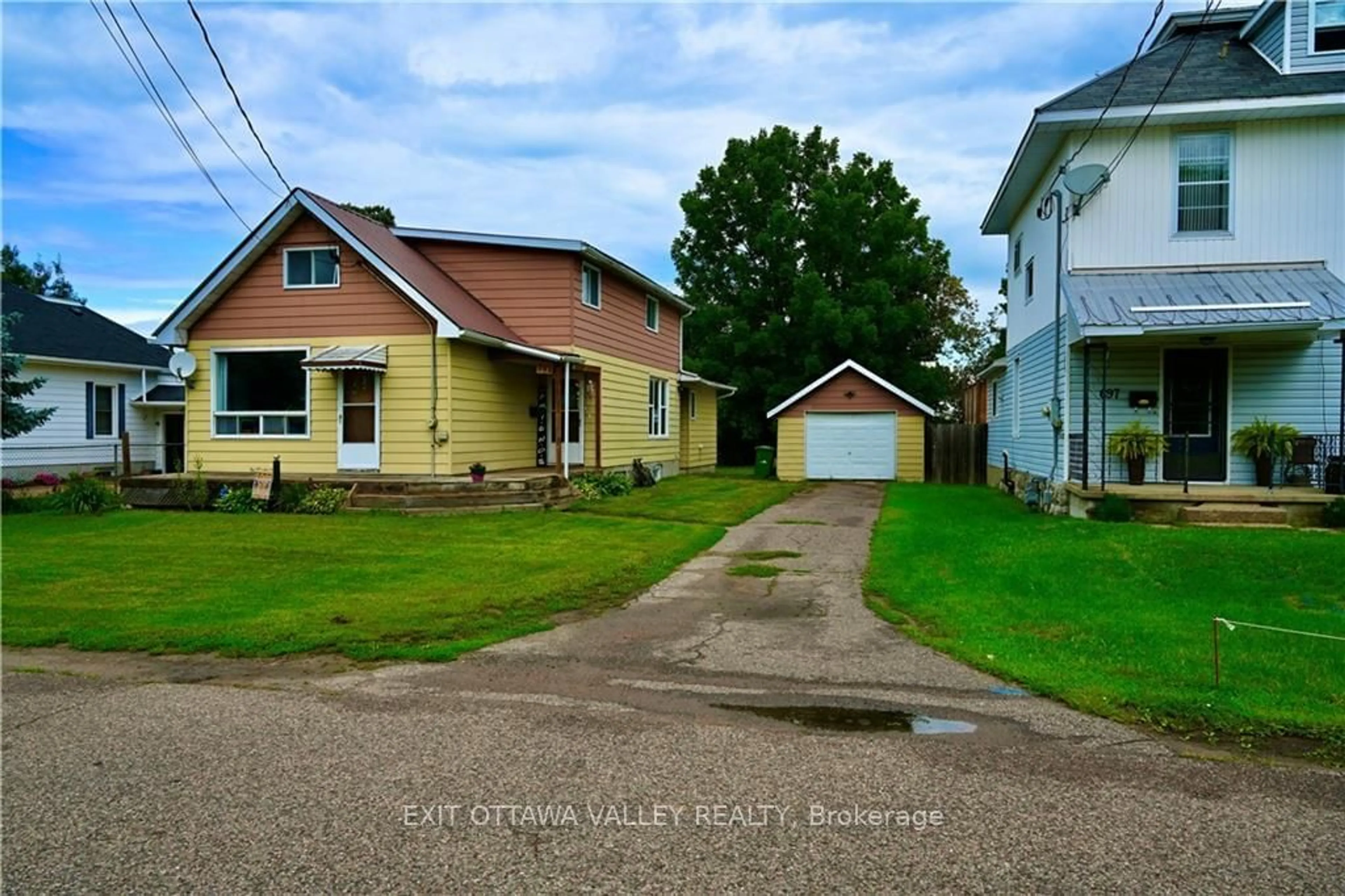 Frontside or backside of a home, the street view for 701 FISCHER St, Pembroke Ontario K8A 6K4