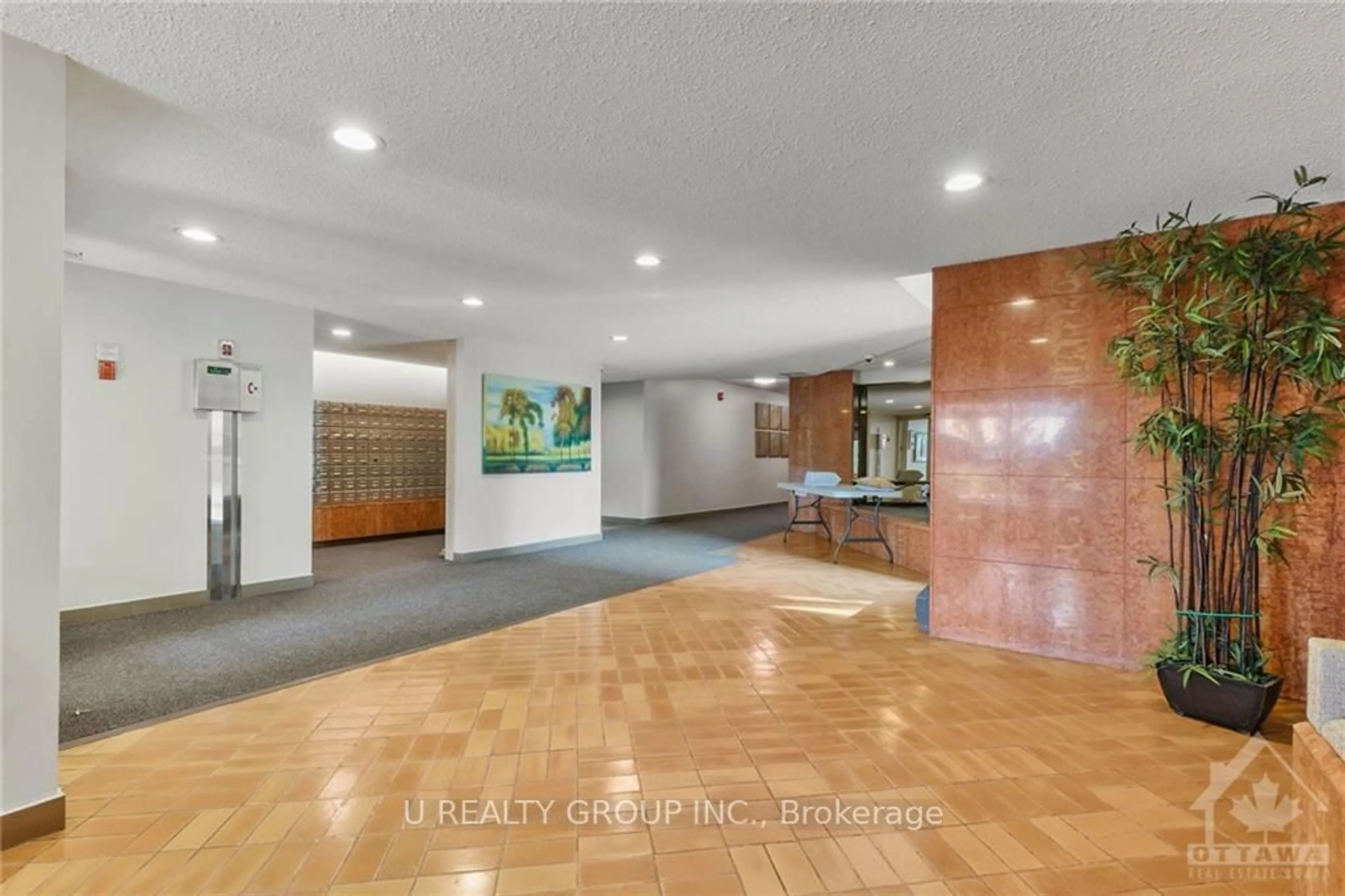 Indoor lobby, wood floors for 555 BRITTANY Dr #1112, Manor Park - Cardinal Glen and Area Ontario K1K 4C5