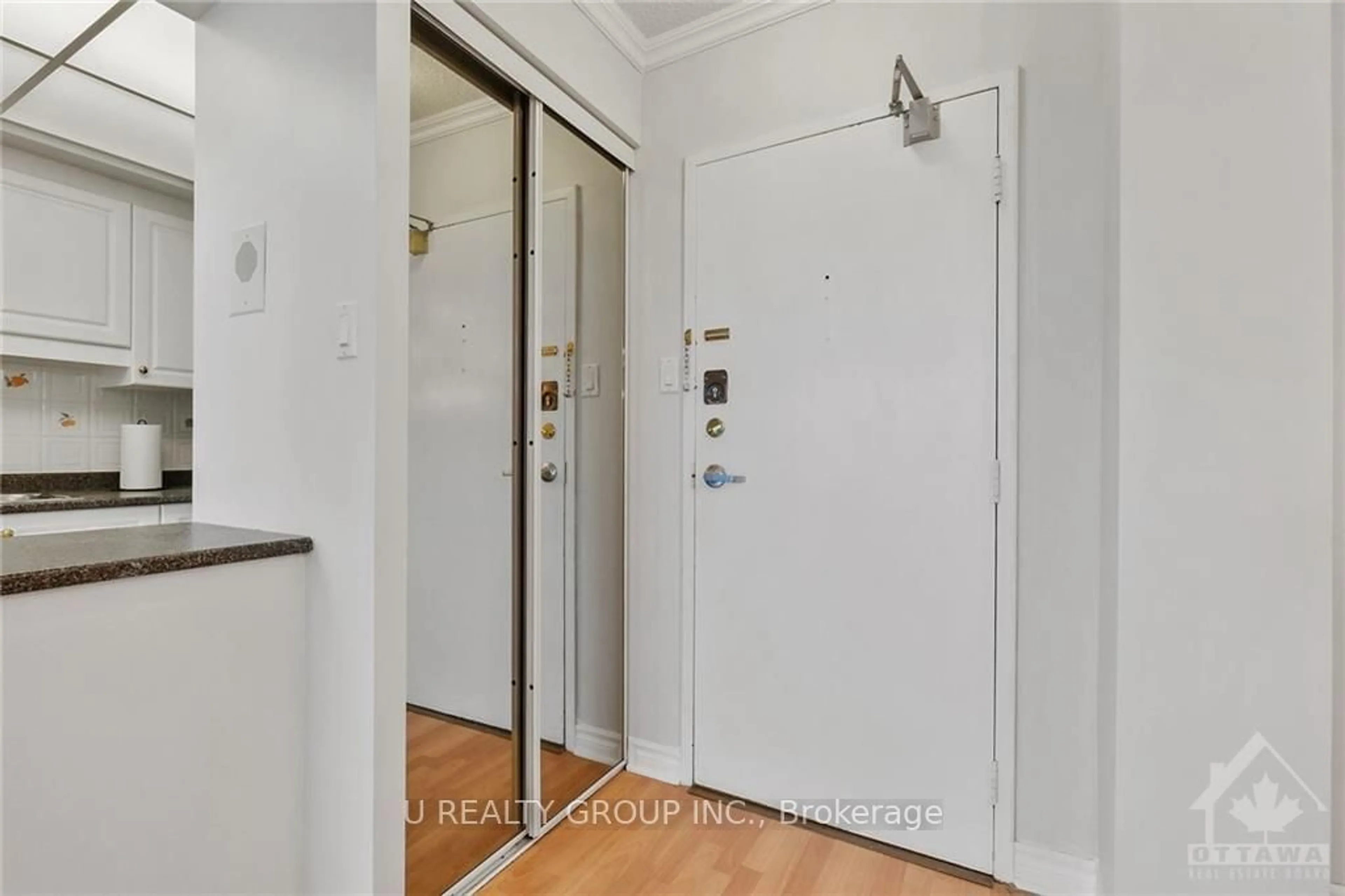 Indoor entryway, unknown floor for 555 BRITTANY Dr #1112, Manor Park - Cardinal Glen and Area Ontario K1K 4C5