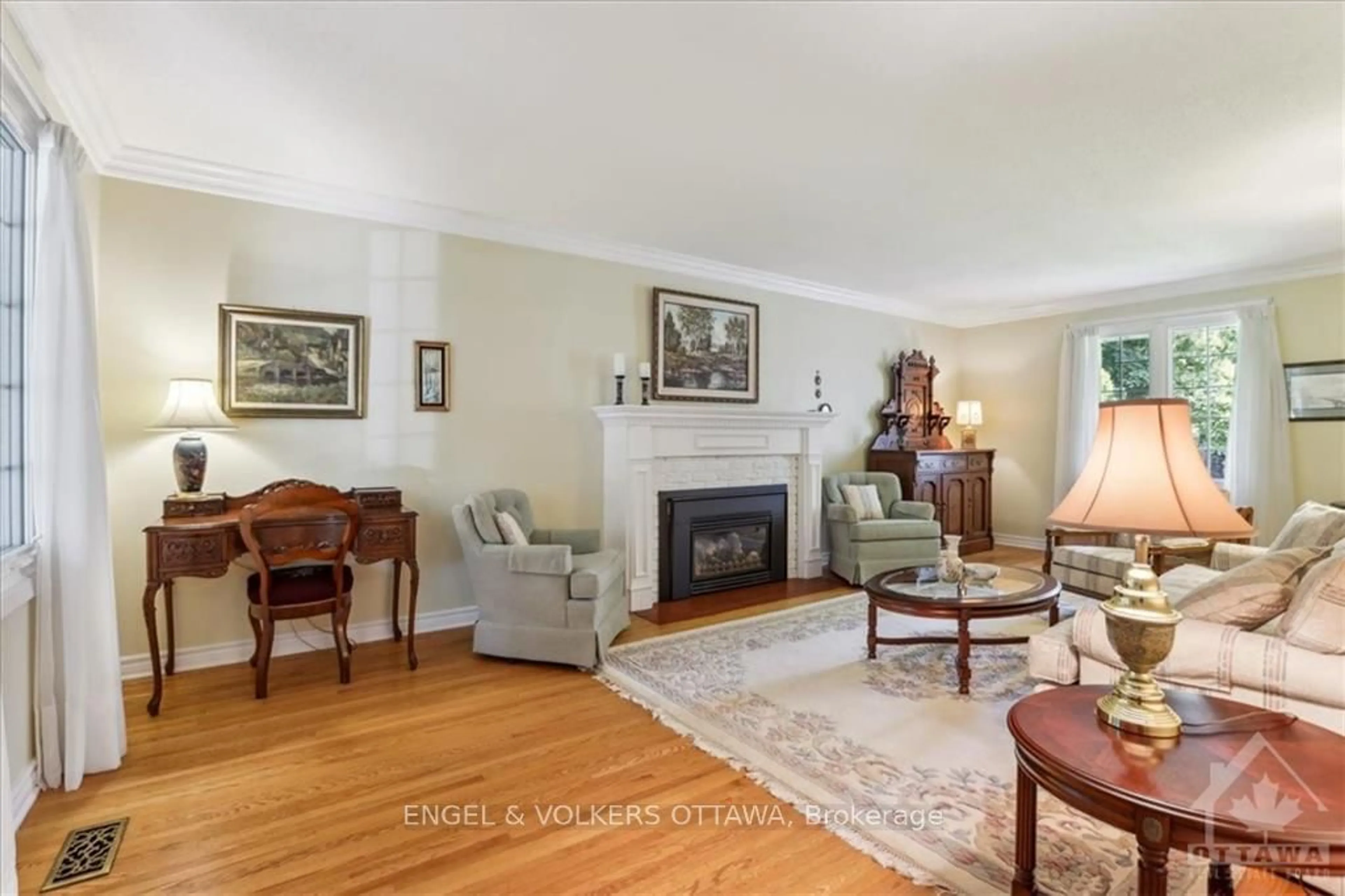 Living room, wood floors for 1911 ILLINOIS Ave, Alta Vista and Area Ontario K1H 6W5