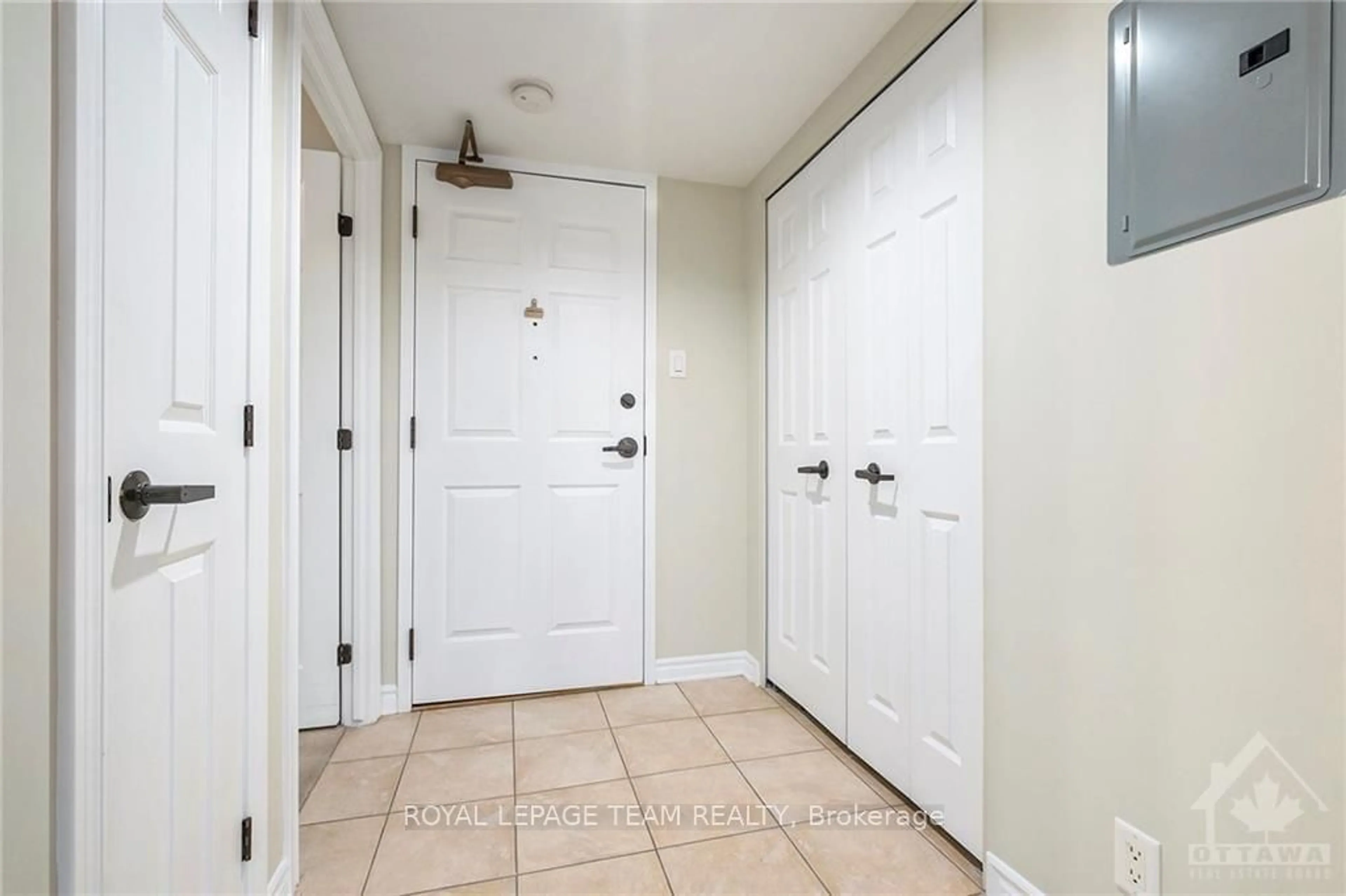 Indoor entryway, wood floors for 120 GRANT CARMAN Dr #703, Cityview - Parkwoods Hills - Rideau Shore Ontario K2E 1C8