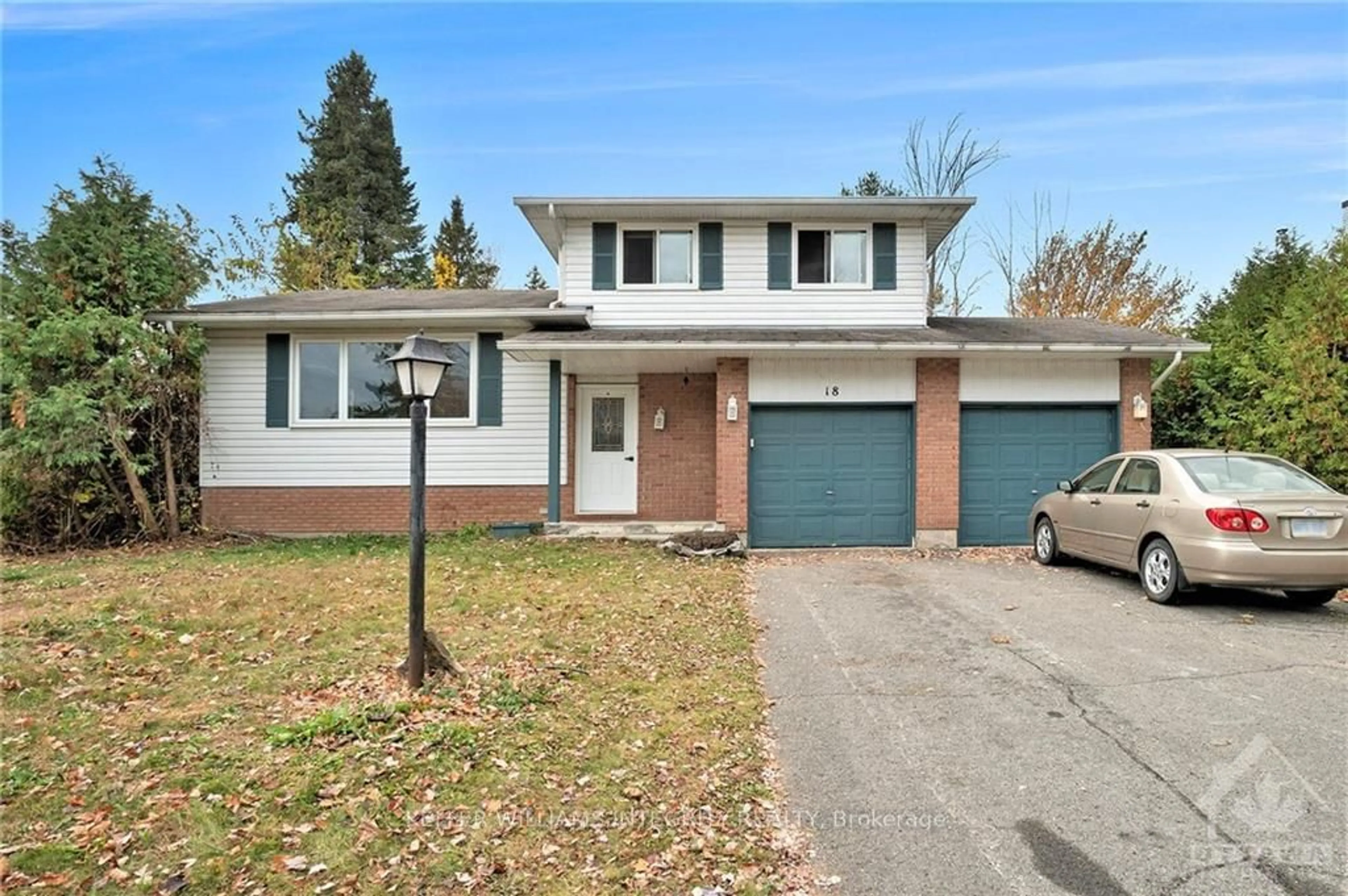 Frontside or backside of a home, the street view for 18 STROUGHTON Cres, Stittsville - Munster - Richmond Ontario K0A 1B0