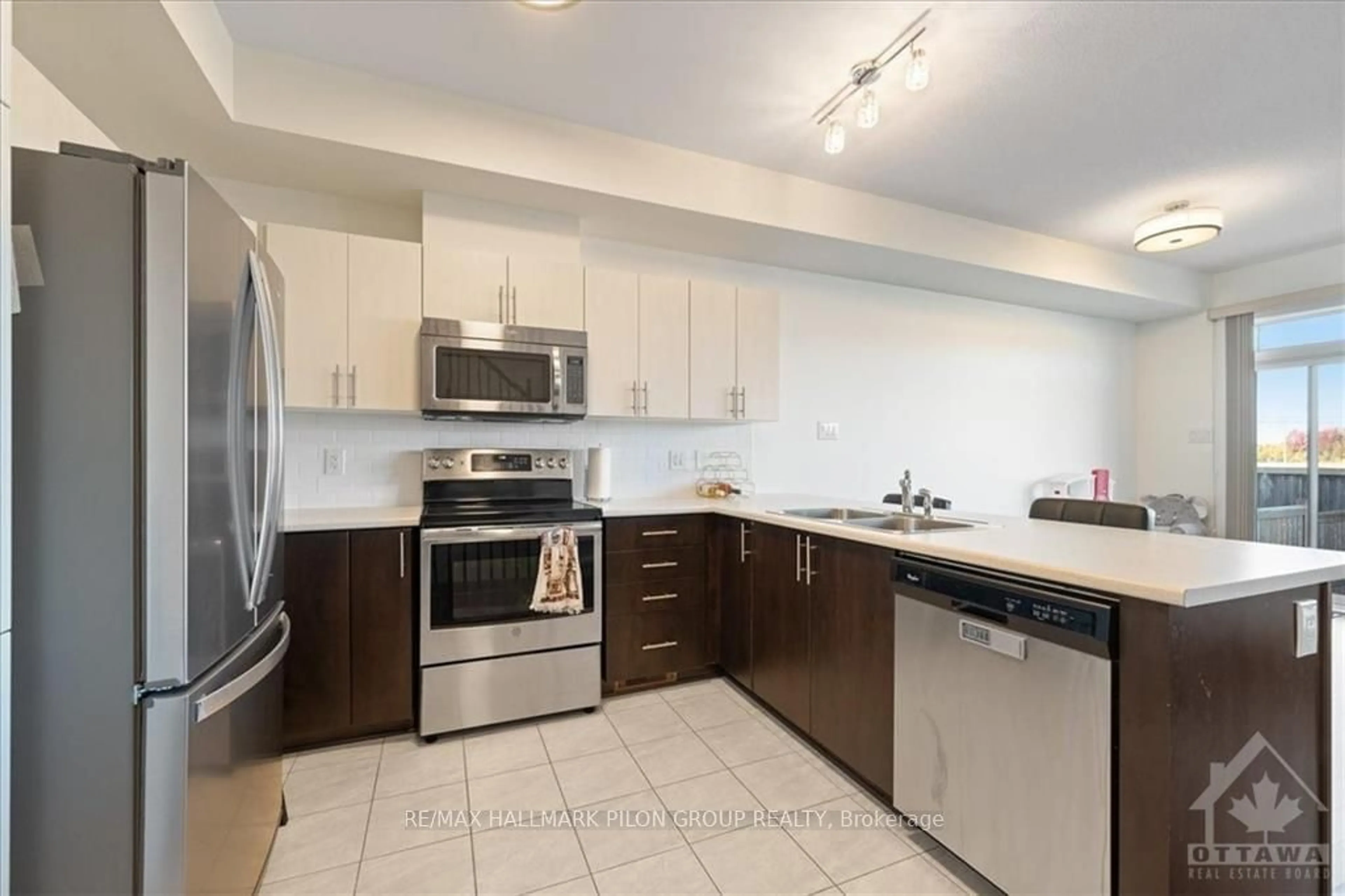 Standard kitchen, wood floors for 2185 MONDAVI St, Orleans - Cumberland and Area Ontario K4A 4R7