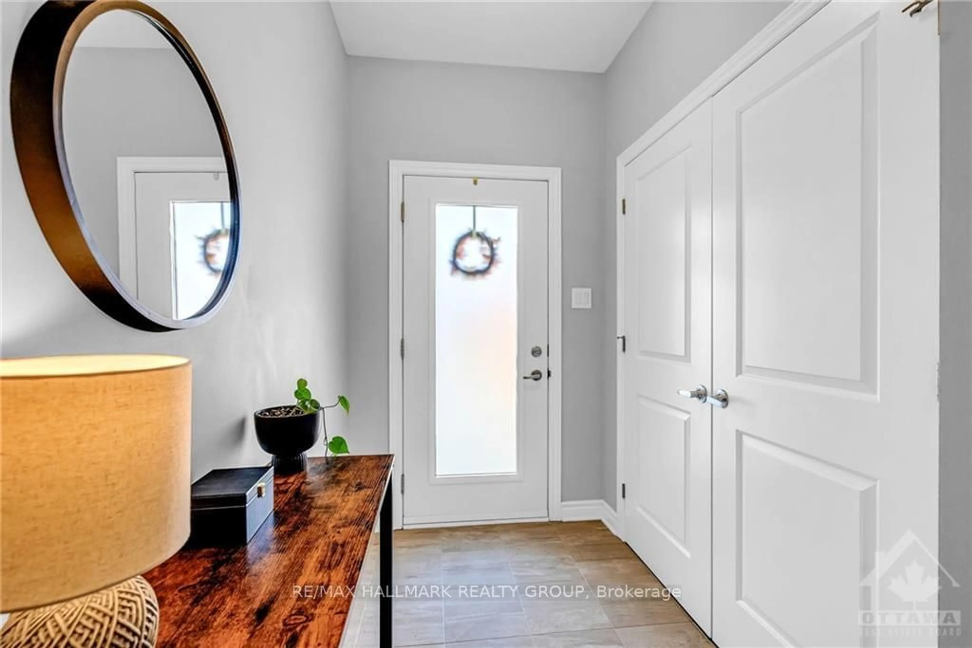 Indoor entryway, wood floors for 262 MUNRO St, Carleton Place Ontario K7C 0P3