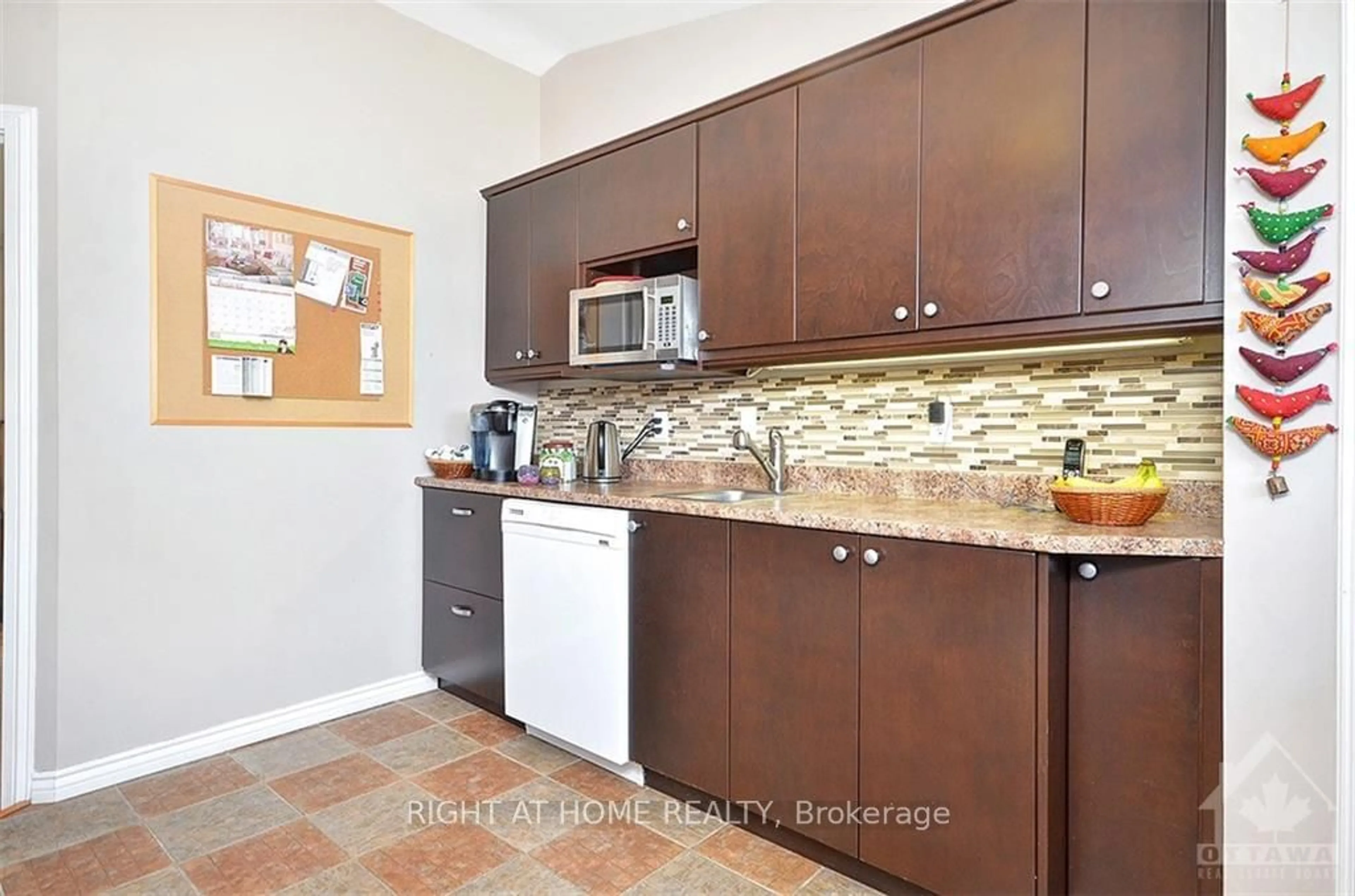 Standard kitchen, cottage for 714 PLEASANT PARK Rd, Elmvale Acres and Area Ontario K1G 1Y4