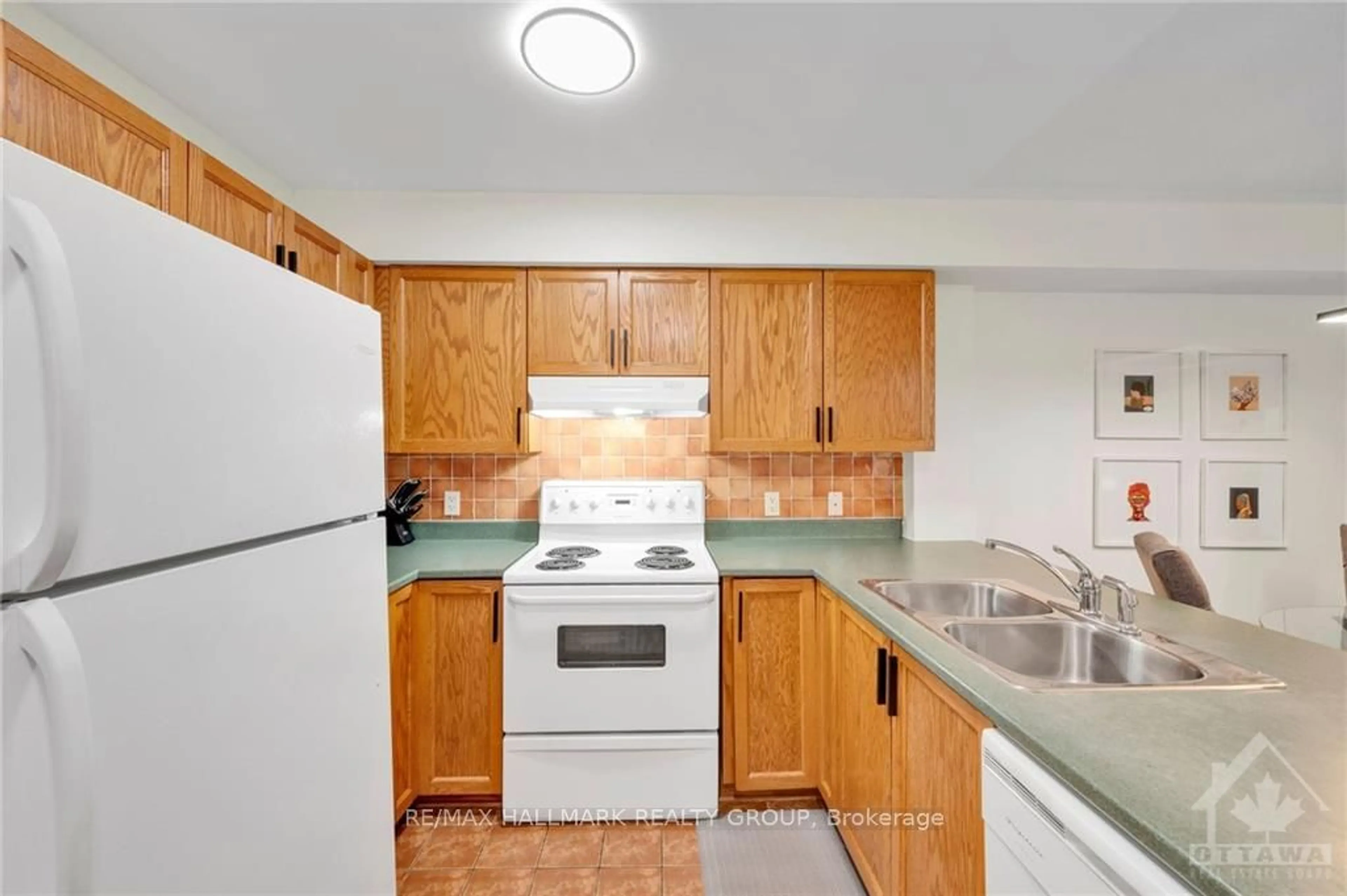 Standard kitchen, unknown floor, cottage for 14 STRATHAVEN Private, Cyrville - Carson Grove - Pineview Ontario K1J 1K7