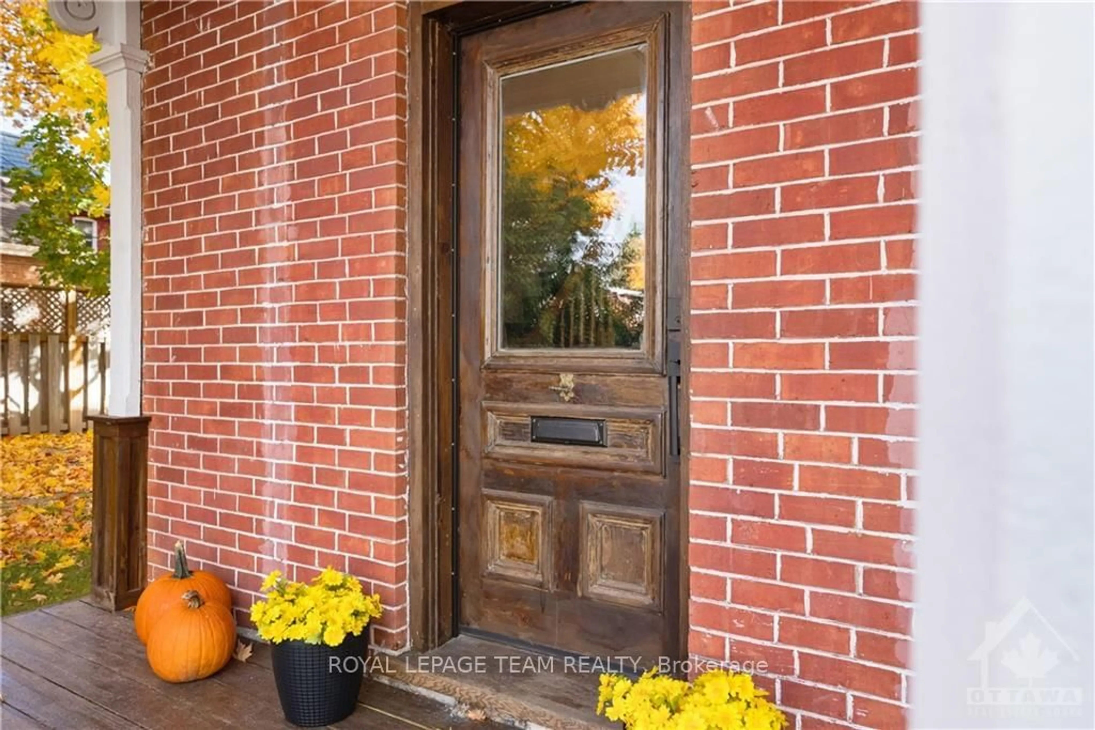 Indoor entryway, wood floors for 245 JOHN St, Arnprior Ontario K2S 2P3